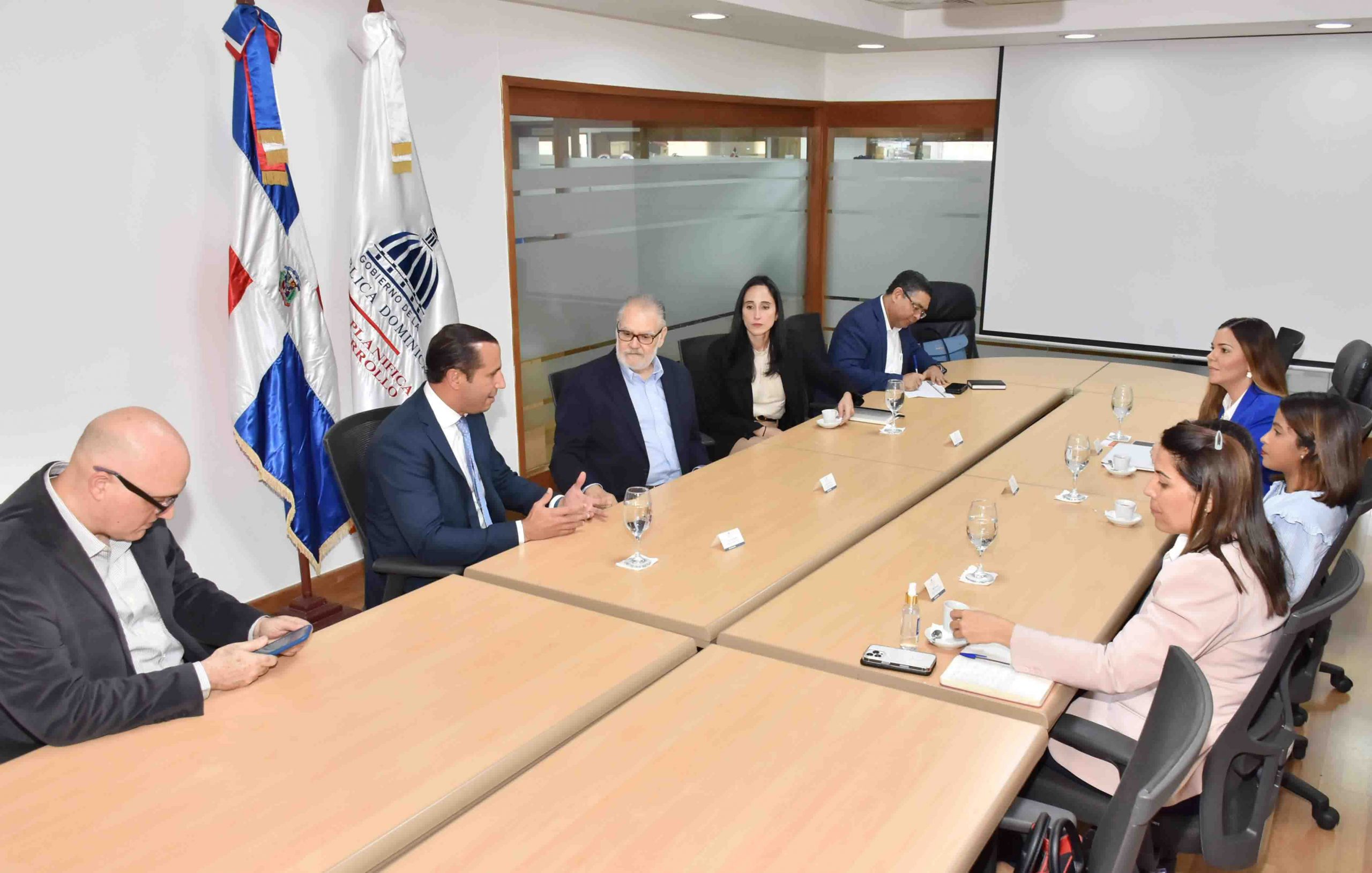 El ministro de Economía, Planificación y Desarrollo, Miguel Ceara Hatton, recibe la visita de representantes de la Junta Directiva de ANJE, en la sede del ministerio.