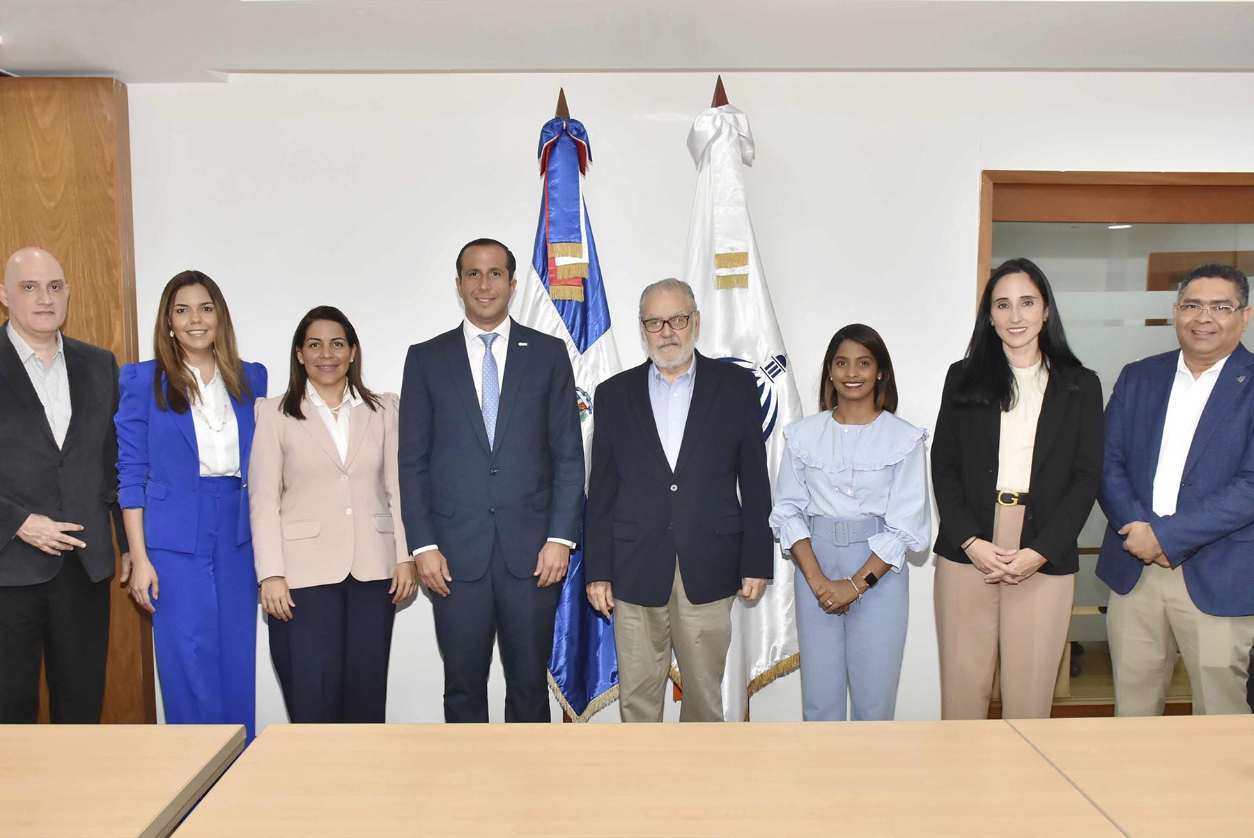 El ministro de Economía, Planificación y Desarrollo, Miguel Ceara Hatton, recibe la visita de representantes de la Junta Directiva de ANJE, en la sede del ministerio.