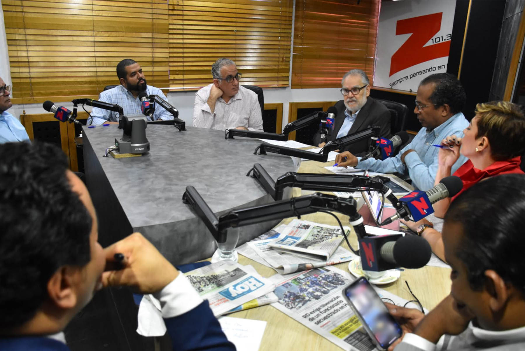 El ministro de Economía, Planificación y Desarrollo, Miguel Ceara Hatton, entrevistado por el equipo de periodistas del programa “Gobierno de la Mañana”, que se transmite por la emisora Z-101 FM.