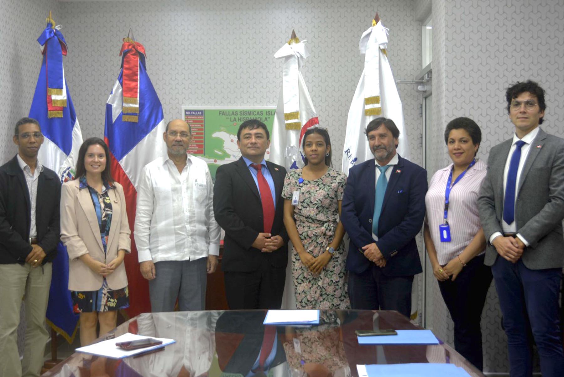 Foto de familia de la misión chilena y ejecutivos de ONESVIE.