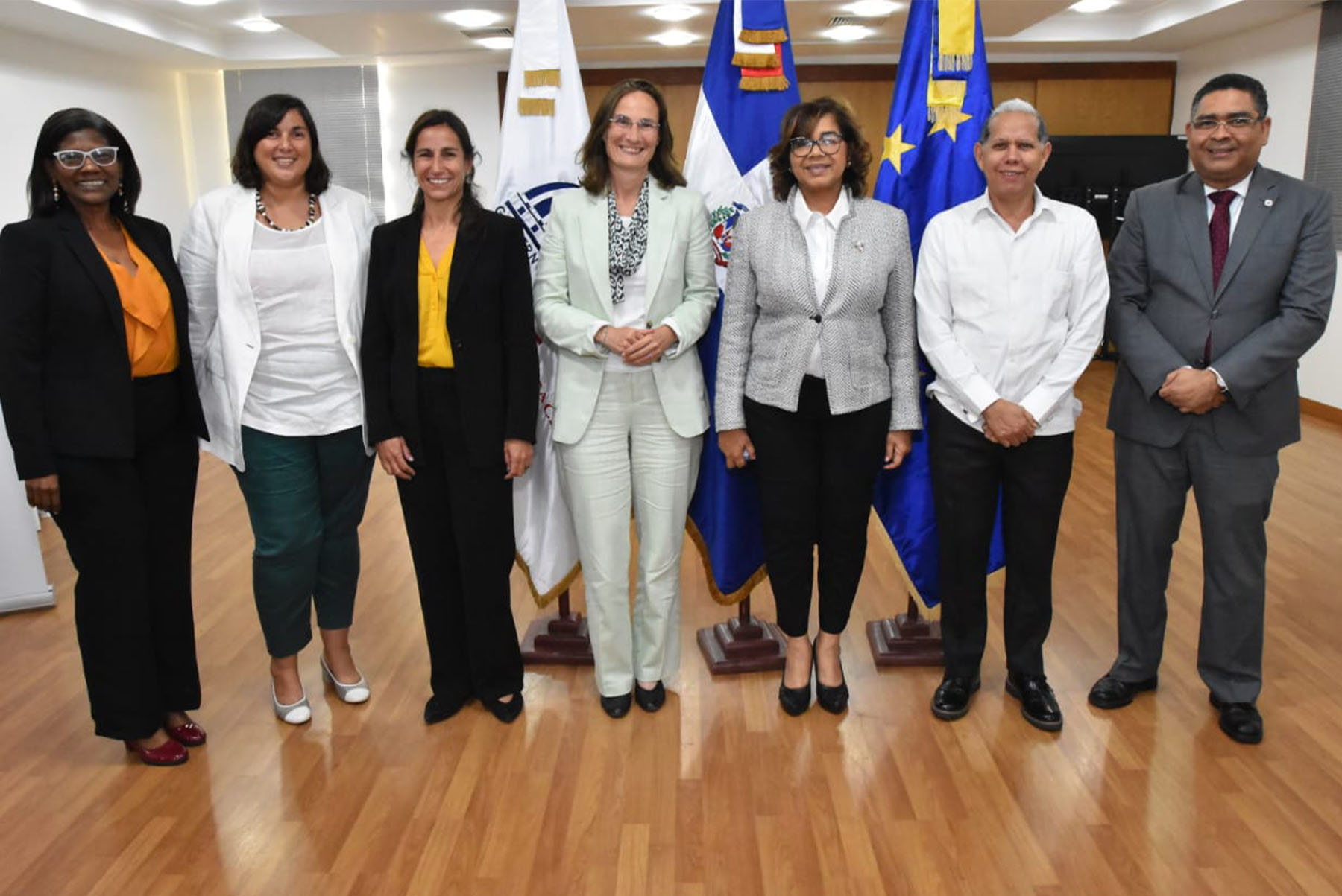 El ministro de Economía, Planificación y Desarrollo, Miguel Ceara Hatton, encabeza el diálogo con la misión de la Unión Europea, junto a la viceministra de Cooperación Internacional y ordenadora nacional de los Fondos Europeos para el Desarrollo, Olaya Dotel; los viceministros de Planificación e Inversión Pública, Pavel Isa Contreras; de Análisis Económico y Social, Alexis Cruz y de Ordenamiento Territorial y Desarrollo Regional, Domingo Matías.