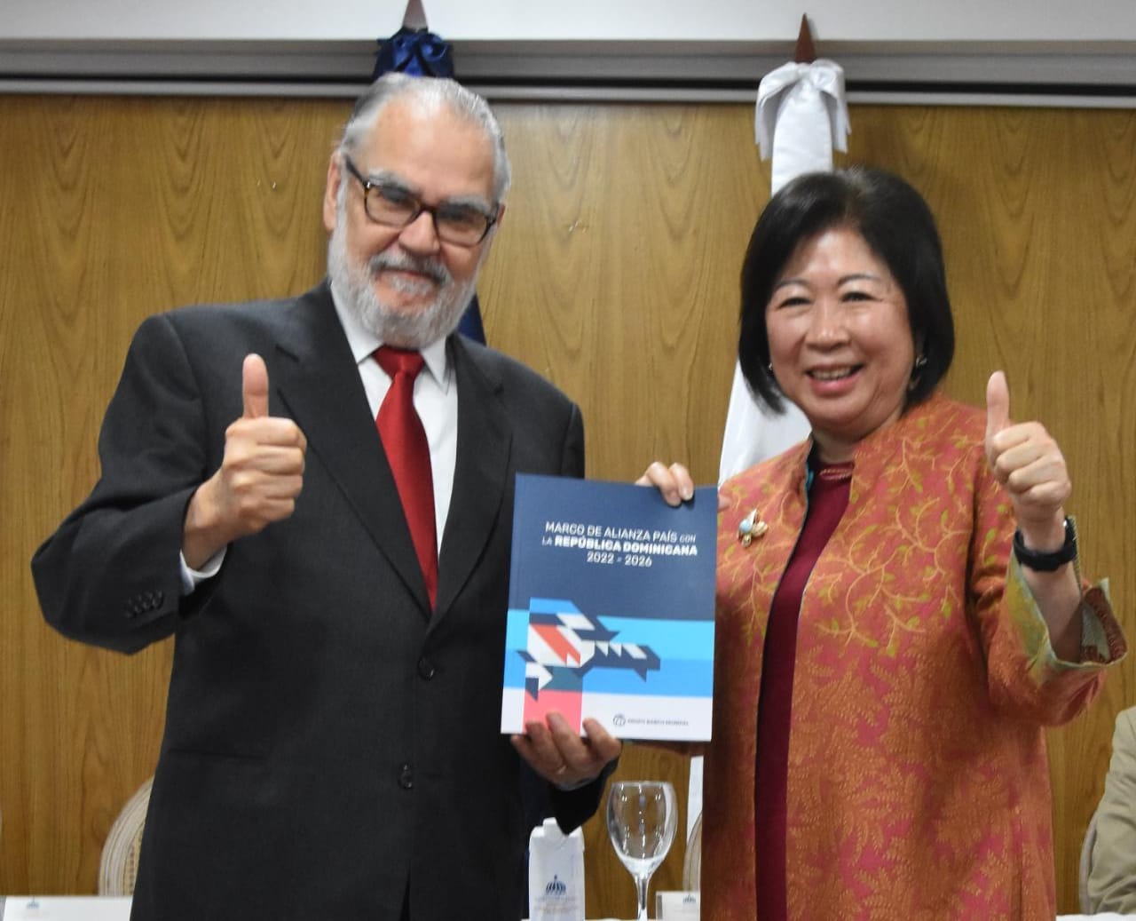 Mari Pangestu, directora gerente de Políticas de Desarrollo y Alianzas del Grupo Banco Mundial, acompañada por el ministro de Economía Planificación y Desarrollo, Miguel Ceara Hatton