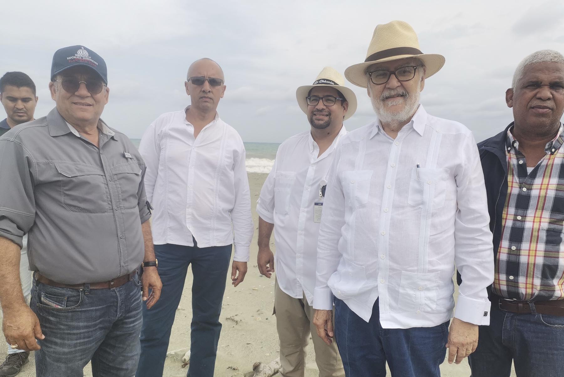 El ministro de Economía, Miguel Ceara Hatton, visitó los proyectos pesqueros en Azua acompañado por el director de Gabinete, Ranulfo Rodríguez, y parte de su equipo de trabajo.