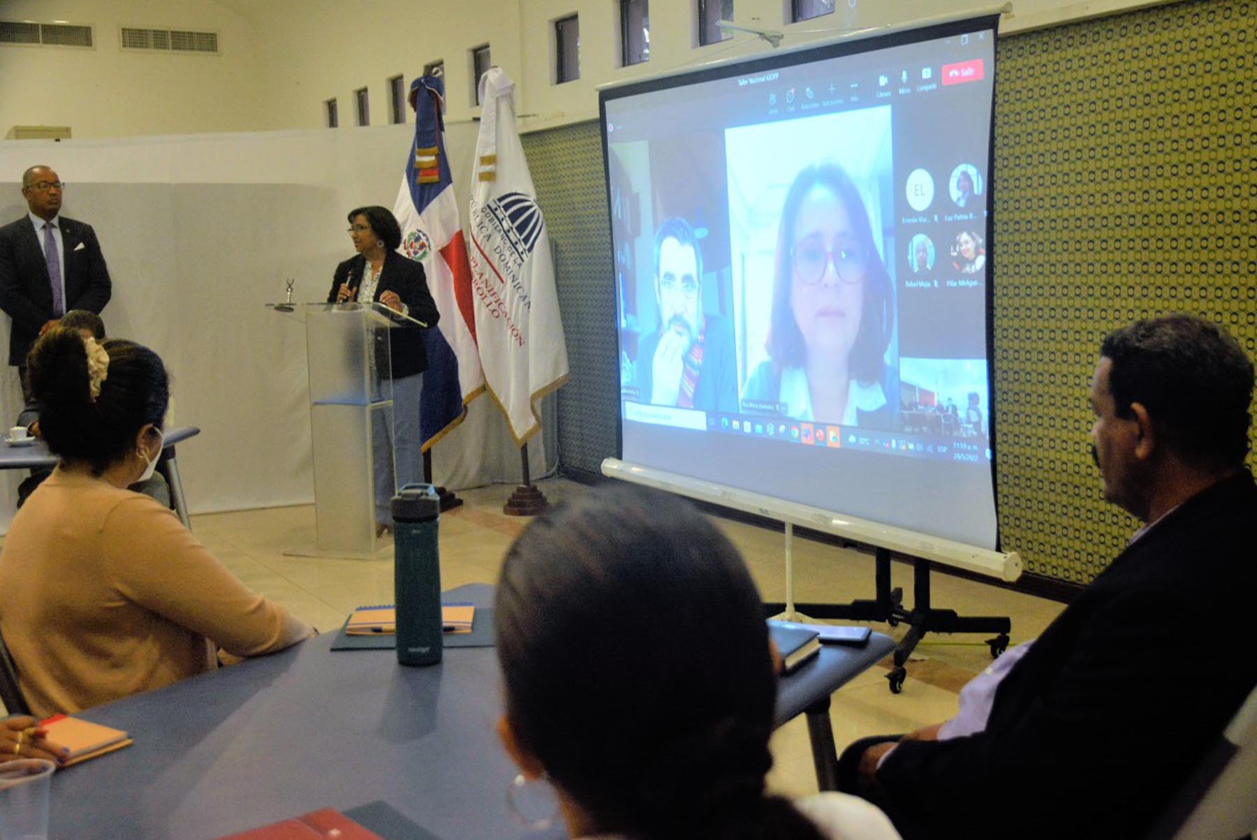 Las palabras de bienvenida estuvieron a cargo de la directora de Gestión del Riesgo de Desastres del Ministerio de Economía, Planificación y Desarrollo, Mercedes Feliciano.