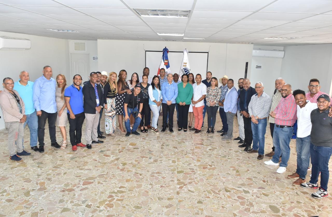 Foto de familia del encuentro entre el viceministro de Ordenamiento Territorial y Desarrollo Regional, Domingo Matías y su equipo de trabajo, con comunicadores y gestores digitales del municipio Santo Domingo Oeste. La actividad se realizó en el Club Julio Sauri de Herrera.