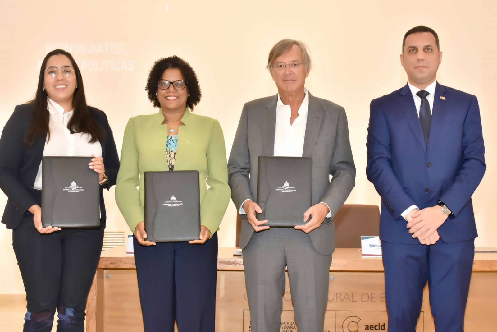 Las directoras Pamela Polanco y Miosotis Rivas, y el embajador Antonio Pérez-Hernández sostienen el acuerdo suscrito, junto al director José Luis Morillo.