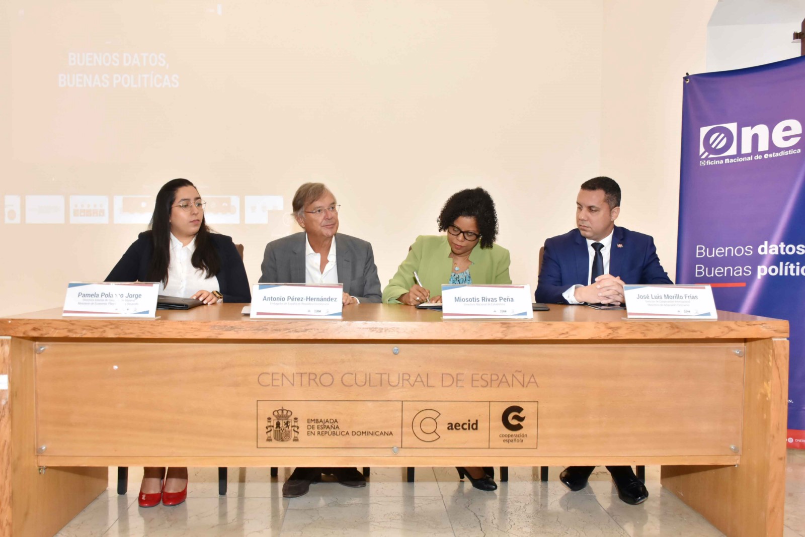 La directora interina de Cooperación Bilateral del MEPyD, Pamela Polanco; el embajador de España en RD, Antonio Pérez-Hernández; la directora de la ONE, Miosotis Rivas; y el director de Cooperación Internacional del Mirex, José Luis Morillo.