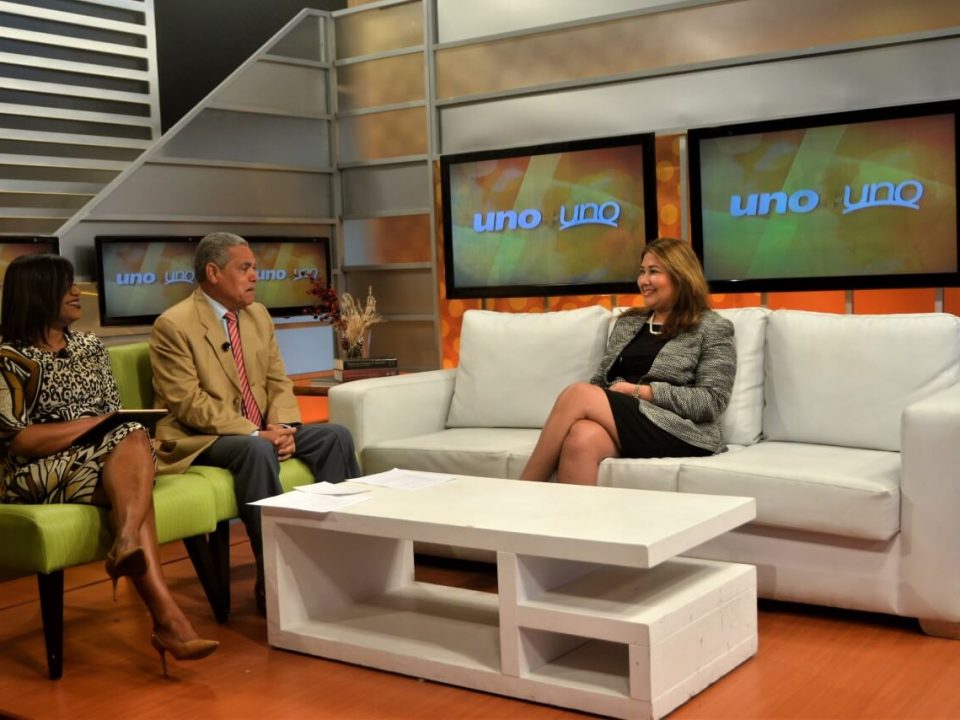 La directora ejecutiva del CASFL del Ministerio de Economía, Vielka Polanco, entrevistada por Adalberto Grullón y Millizen Uribe, en el programa Uno + Uno, que se transmite por Teleantillas, canal 2.