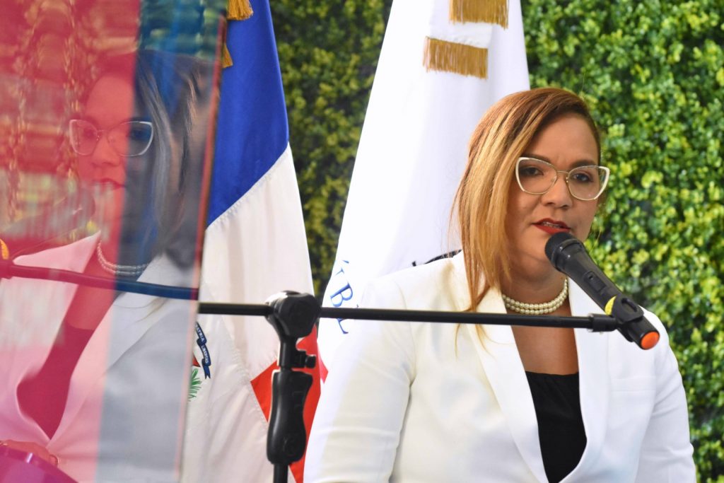 Águeda Suarez, directora de Recursos Humanos del Ministerio de Economía, Planificación y Desarrollo, realiza la presentación del programa de Voluntariado Economía.