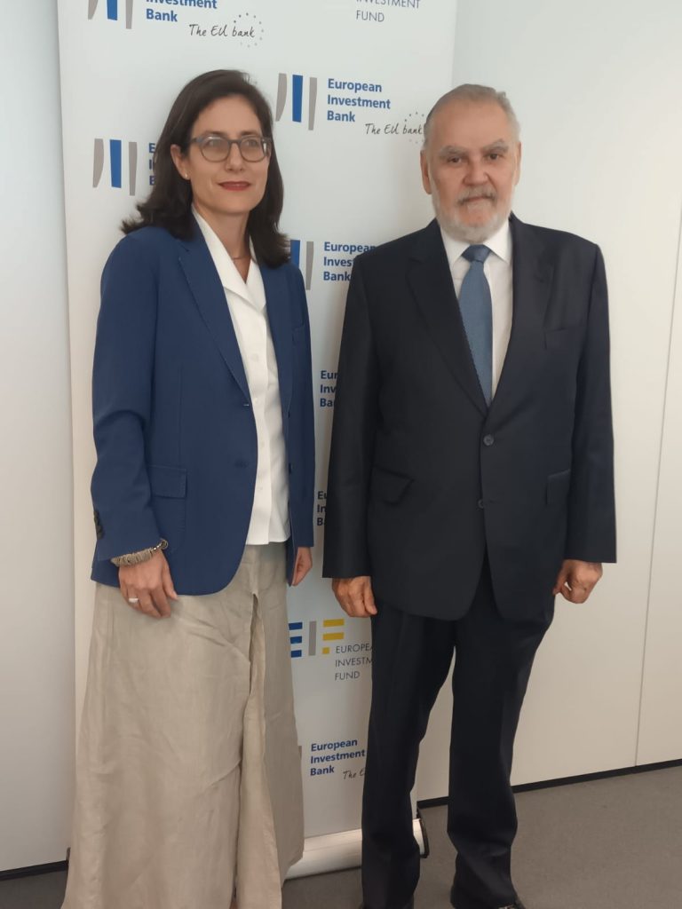 Como parte de la agenda oficial que desarrolla en Bruselas, el ministro Ceara Hatton también visitó el BEI (European Investment Bank), el Banco Europeo de Inversiones.