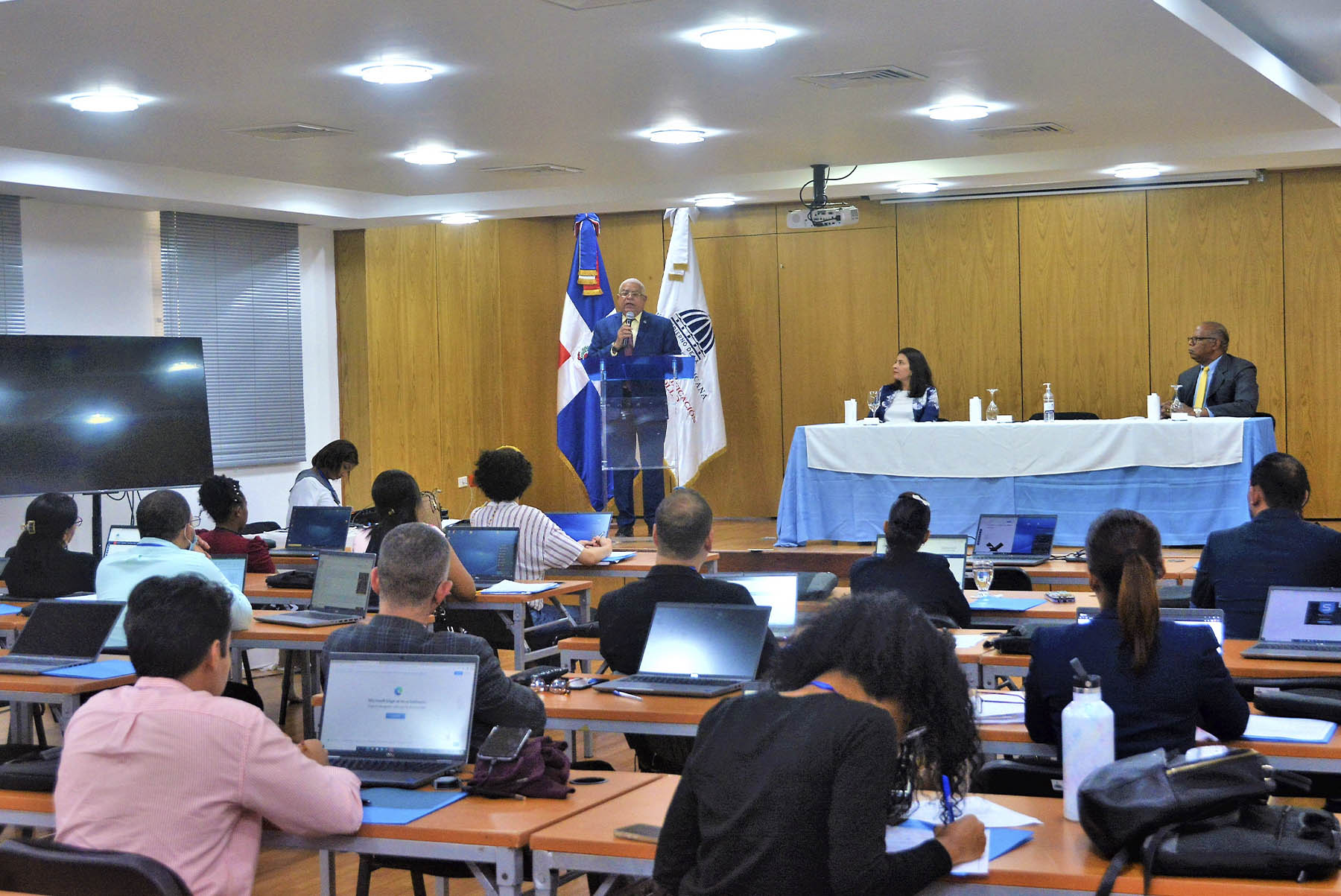 El director del Centro de Capacitación en Planificación e Inversión Pública, Bernardo Hirán Sánchez Melo encabeza la mesa de honor del acto, junto a la encargada de Planificación Académica de la ONE, Nathalie Guzmán Bencosme, y el facilitador de la capacitación y encargado de la Escuela de Estadística de la Universidad Autónoma de Santo Domingo, Faustino Polanco.