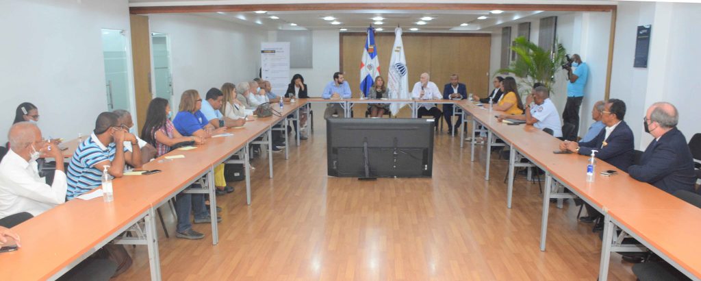 La directora ejecutiva del CASFL del Ministerio de Economía, Planificación y Desarrollo, Vielka Polanco, encabeza el encuentro con representantes de federaciones deportivas, junto al presidente del Comité Olímpico Dominicano, Antonio Acosta.