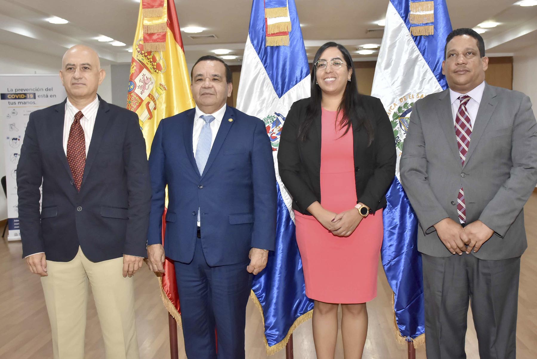 Foto de familia del director general de Contrataciones Públicas, Carlos Pimentel, la encargada de Negociación de la Dirección General de Cooperación Bilateral, junto a embajador de El Salvador en el país, Oscar Armando Toledo y representantes del Ministerio de Economía, Planificación y Desarrollo.