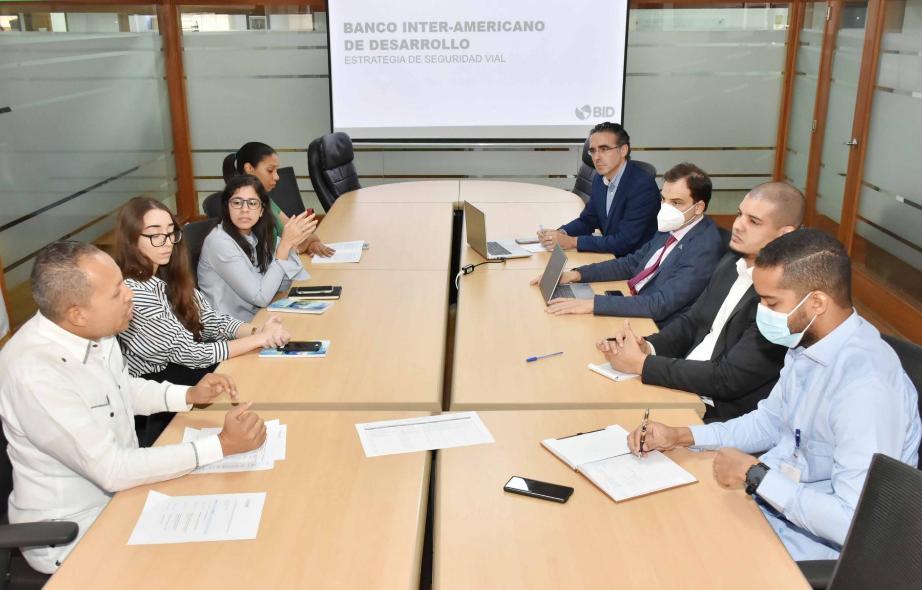 Encuentro con funcionarios del INTRANT