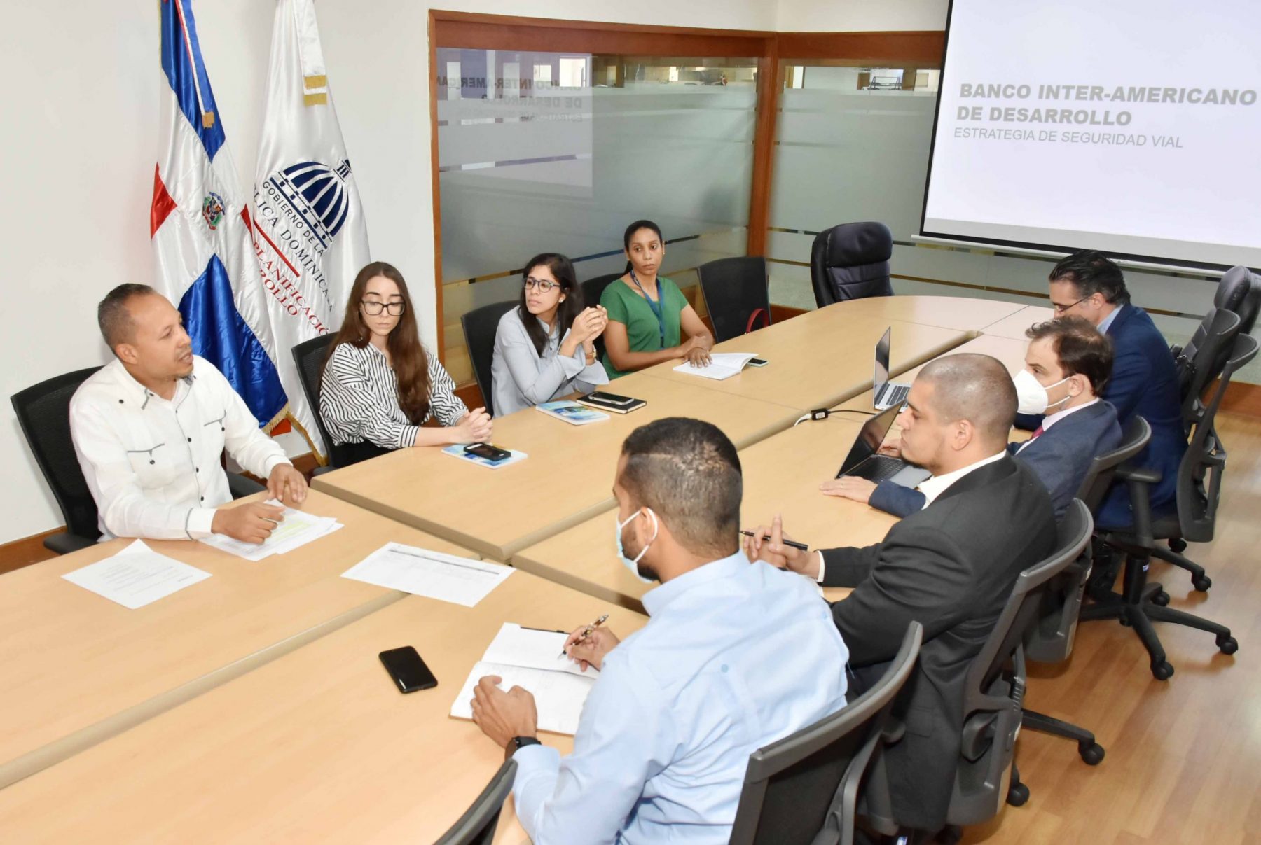 Encuentro con funcionarios del INTRANT