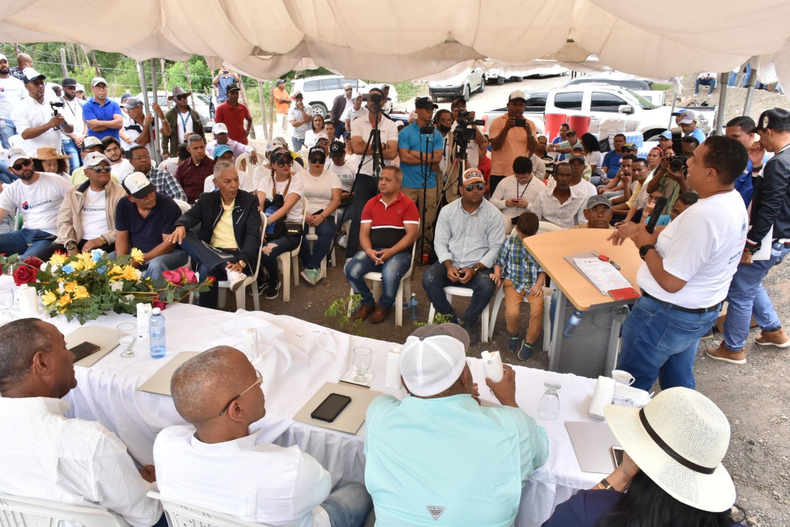 El viceministro Administrativo y Financiero Yamel Valera, anunció la erogación de fondos destinados a la construcción de obras de bien común para el municipio de Peralta, durante la primera jornada de reforestación del Voluntariado de Economía.