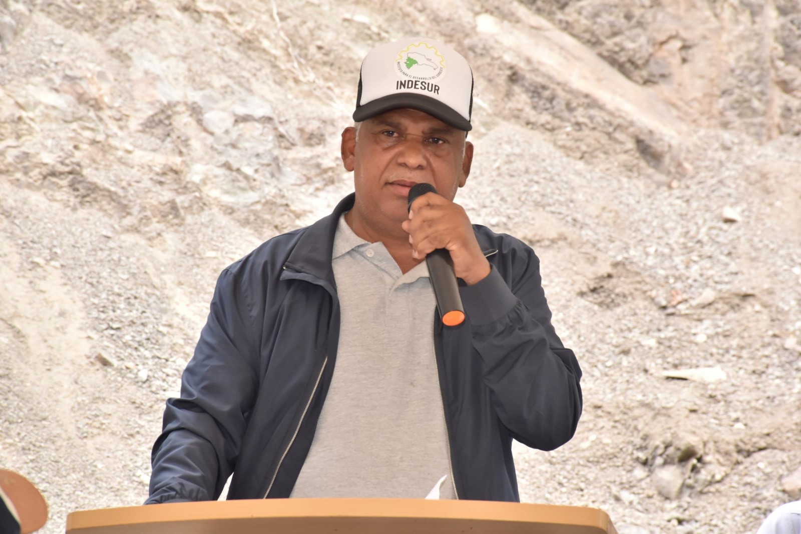 El director ejecutivo del Instituto Para el Desarrollo del Suroeste (INDESUR), Frank Alejandro Herasme, agradeció la visita de la misión del Voluntariado de Economía a la comunidad de Peralta en la primera jornada de responsabilidad social del organismo recién creado.