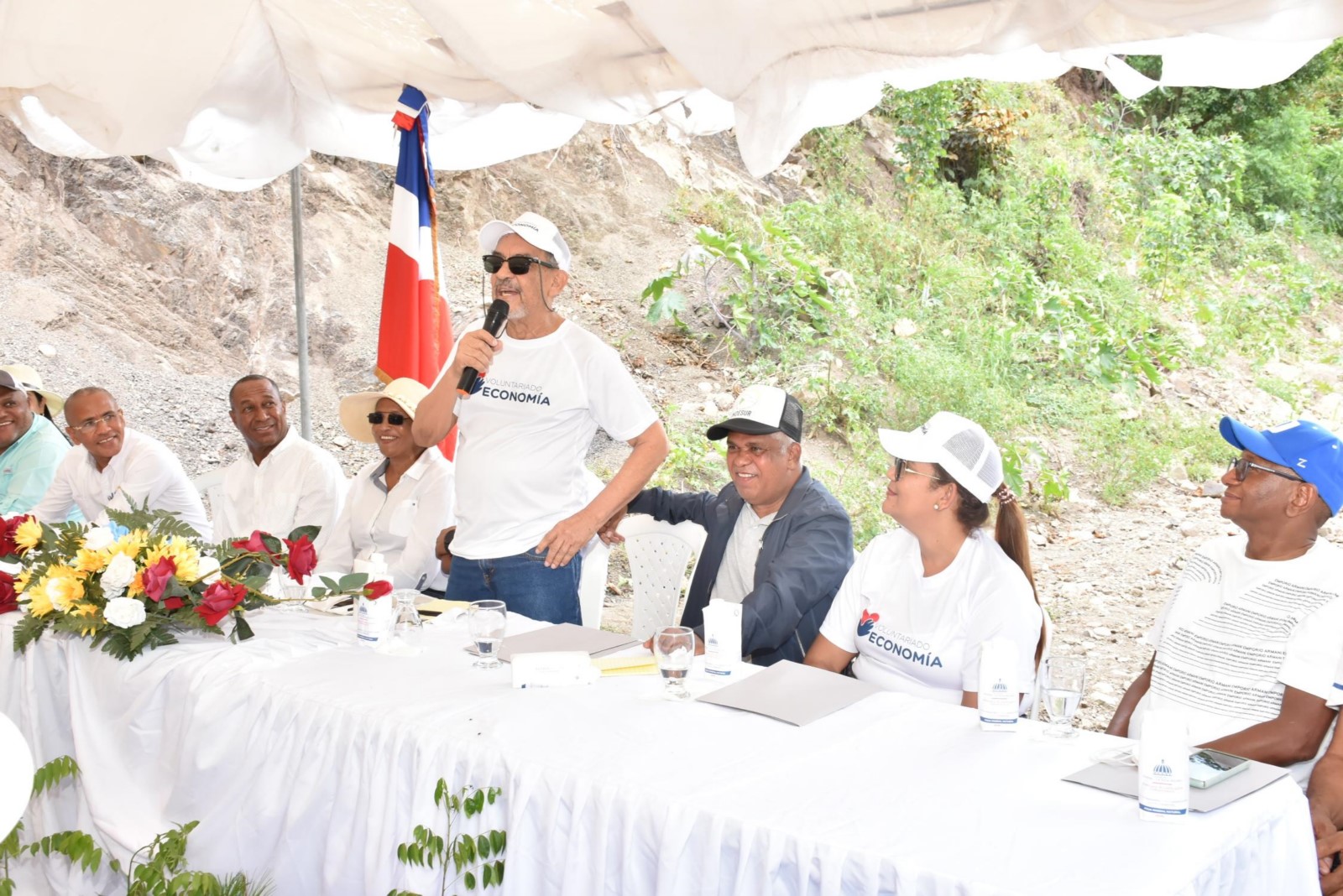 El viceministro Administrativo y Financiero Yamel Valera, anunció la erogación de fondos destinados a la construcción de obras de bien común para el municipio de Peralta, durante la primera jornada de reforestación del Voluntariado de Economía.