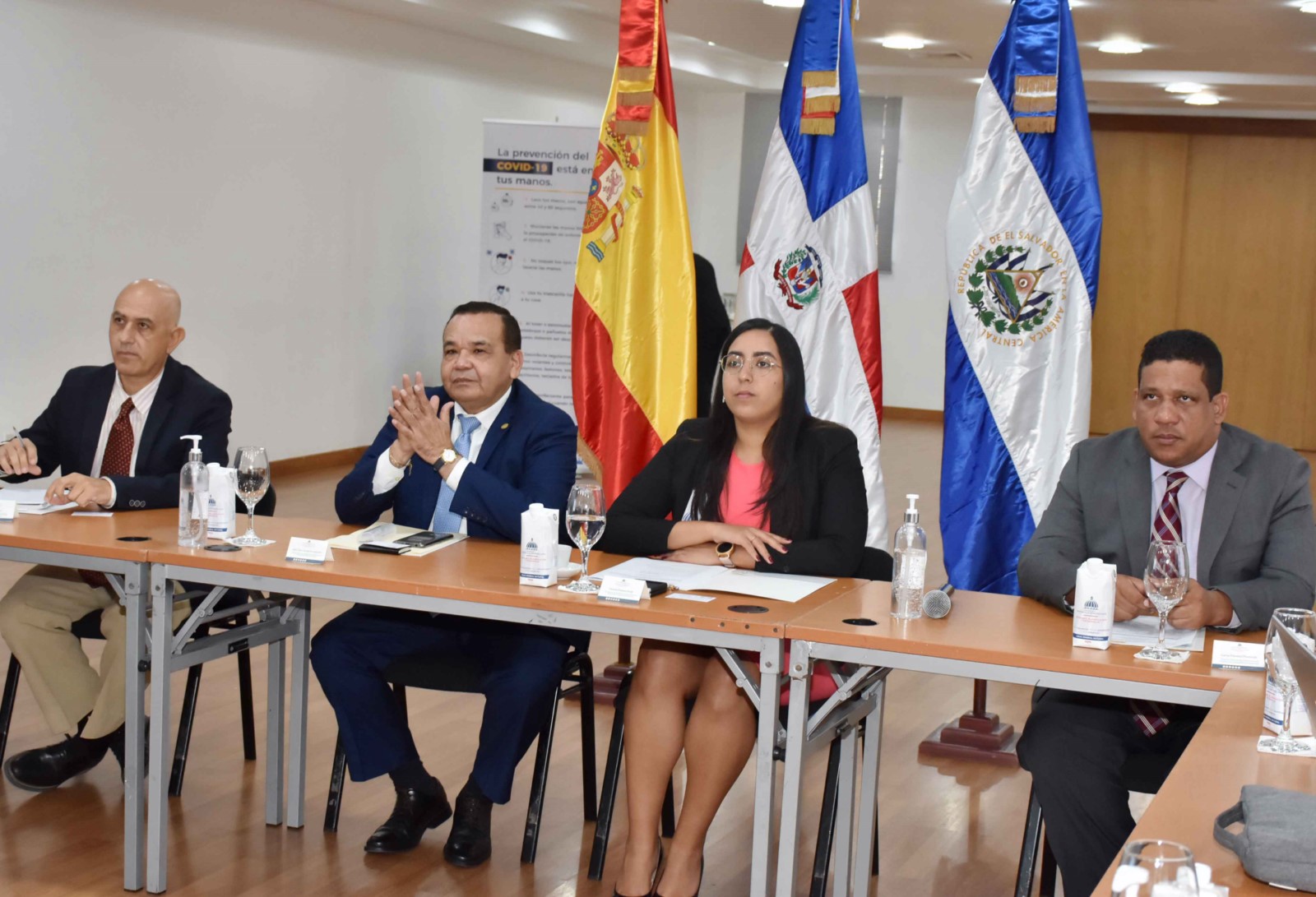 De izquierda a derecha Esteban López-Plaza, responsable de Programas de la Agencia Española de Cooperación Internacional para el Desarrollo; Oscar Armando Toledo, embajador de El Salvador en la República Dominicana; Pamela Polanco Jorge. encargada de Negociación de la Dirección General de Cooperación Bilateral y el director general de Contrataciones Públicas, Carlos Pimentel Florenzán.