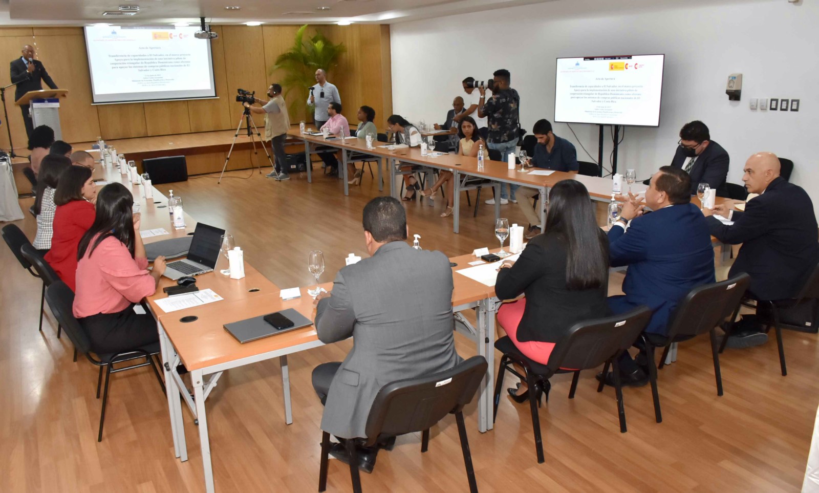 Vista parcial del acto de apertura de las capacitaciones a El Salvador en los Sistemas de Compras Públicas Nacionales celebrado en el salón Carlos Ascuasiati.