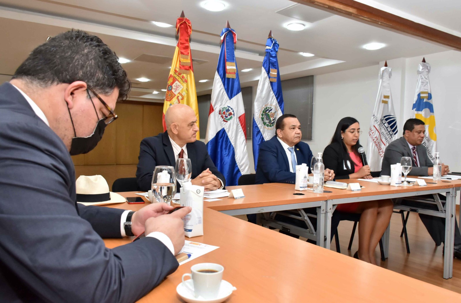 Vista parcial del acto de apertura de las capacitaciones a El Salvador en los Sistemas de Compras Públicas Nacionales celebrado en el salón Carlos Ascuasiati.