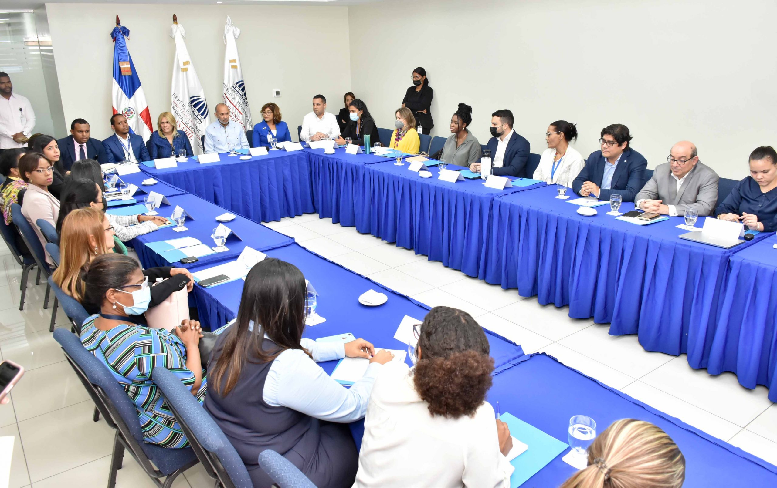 Ministerio de Economía realiza diálogo entre actores de cooperación internacional y el INABIE