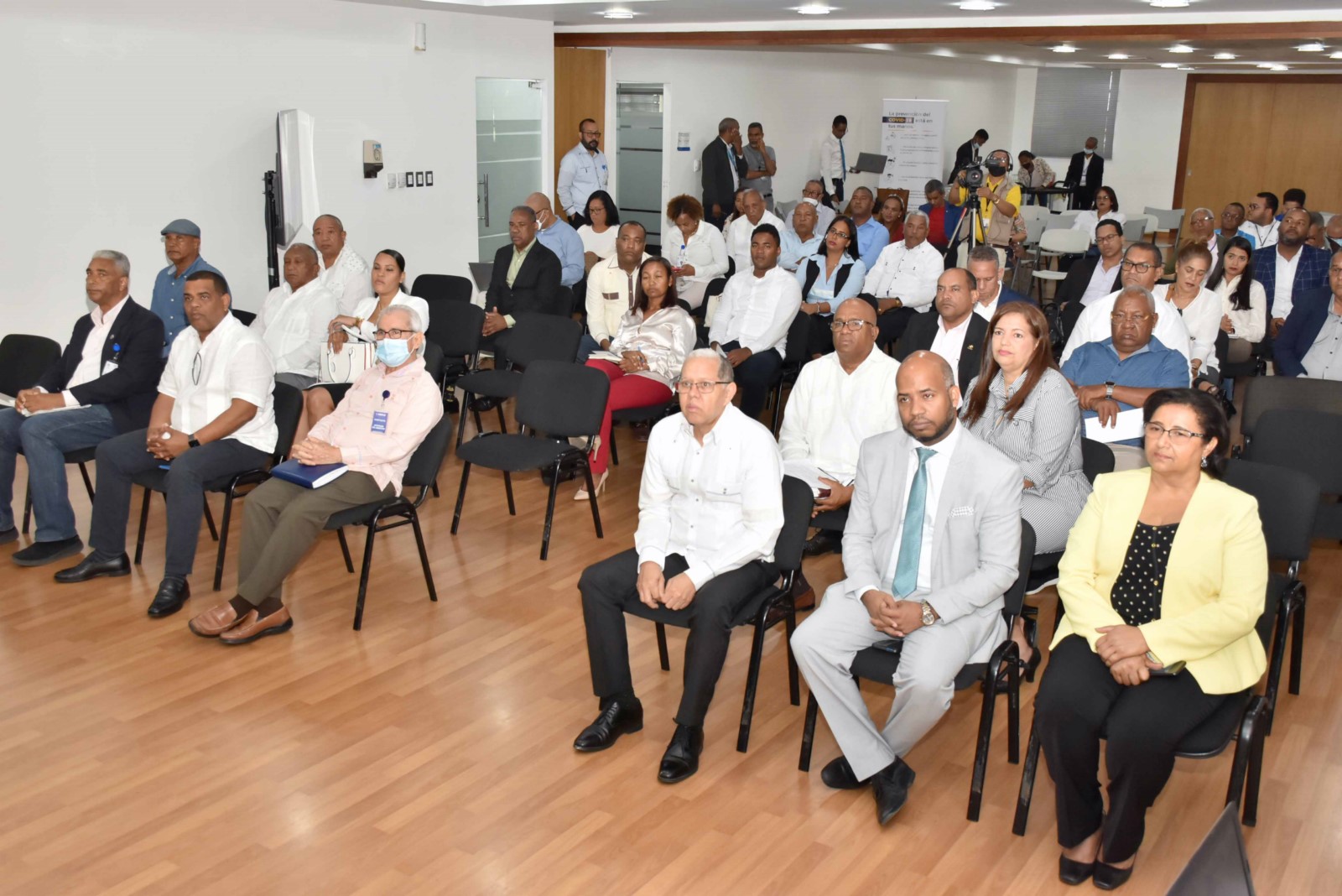 Domingo Matías, viceministro de Ordenamiento Territorial y Desarrollo Regional del Ministerio de Economía, Planificación y Desarrollo, encabeza encuentro con alcaldes, alcaldesas y presidentes de los concejos de regidores de 24 municipios del país, le acompañan Luis Alberto Caraballo, director de Promoción de los Consejos de Desarrollo y Mercedes Feliciano, directora de Gestión del Riesgo de Desastre y Cambio Climático.