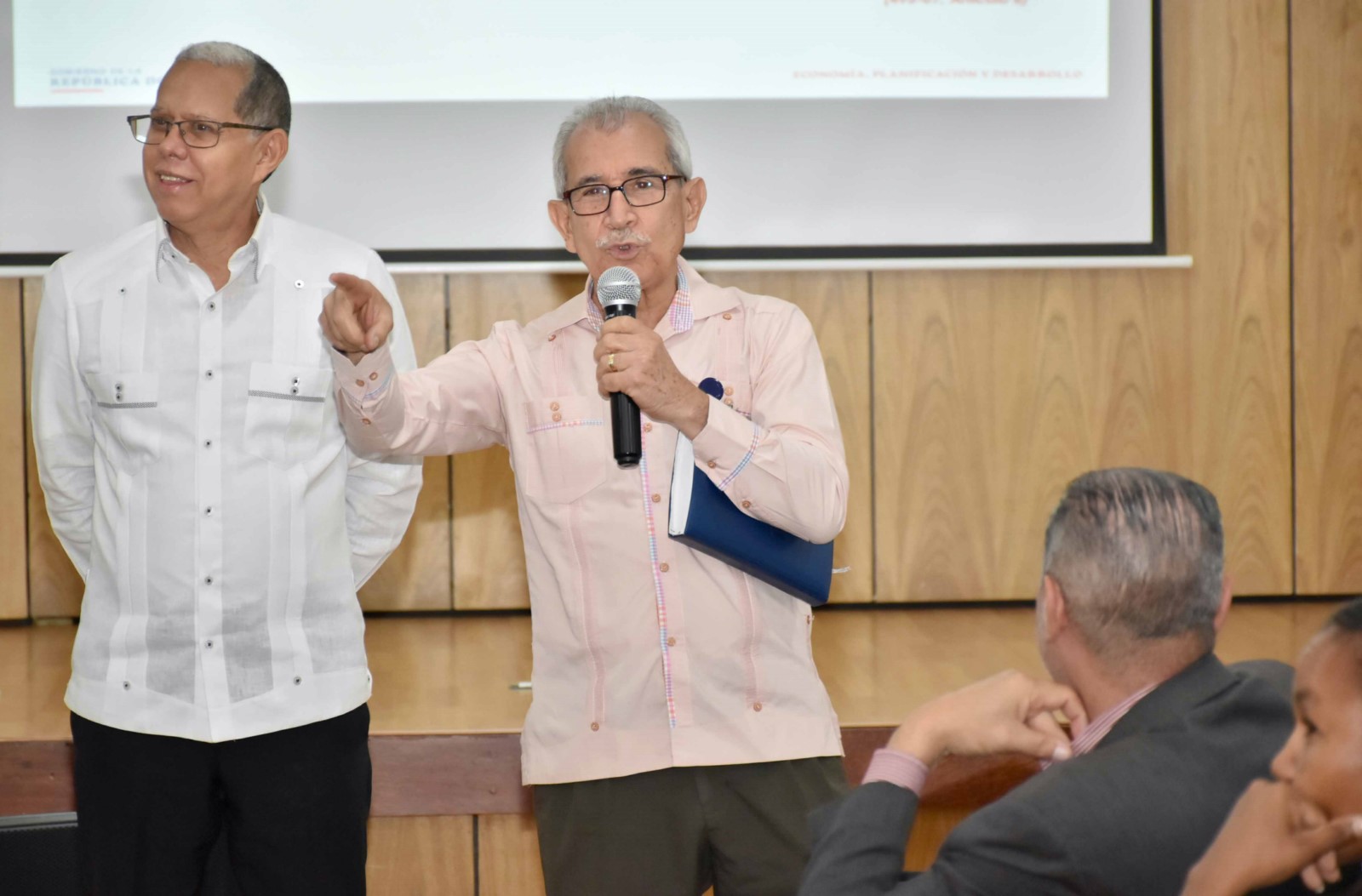 Bolívar Troncoso Morales, director del Instituto Geográfico Nacional José Joaquín Hungría Morell (IGN-JJHM), interviene en el encuentro con alcaldes, alcaldesas y presidentes de los concejos de regidores de 24 municipios del país, junto Domingo Matías, viceministro de Ordenamiento Territorial y Desarrollo Regional.