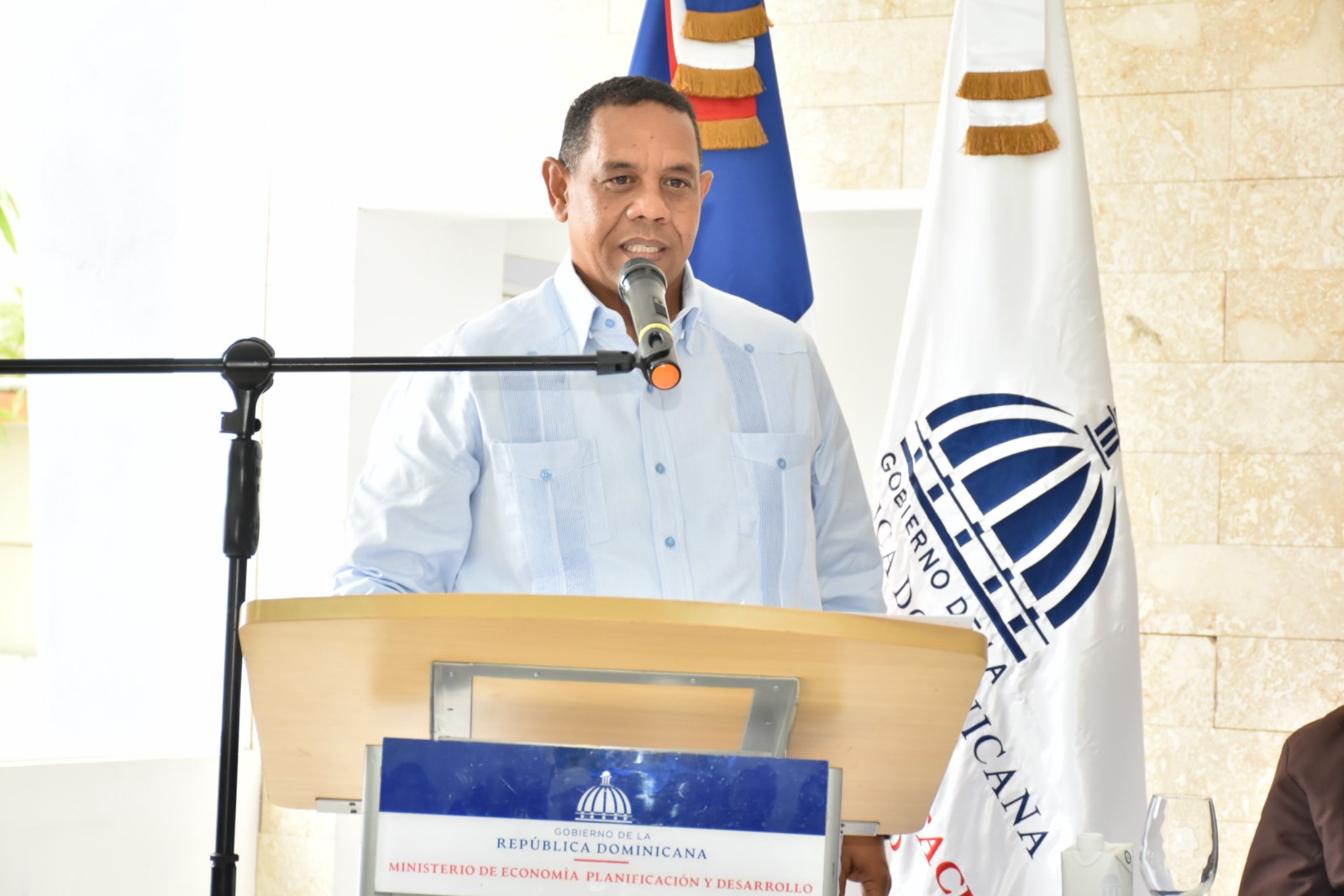 El viceministro Administrativo y Financiero del Ministerio de Economía, Planificación y Desarrollo, Yamel Valera, afirma aquí que no solo el municipio de Miches avanza hacia el ordenamiento de sus territorios, también la provincia de El Seibo a través del nuevo modelo de desarrollo que prioriza la calidad de vida de los residentes en sus comunidades.