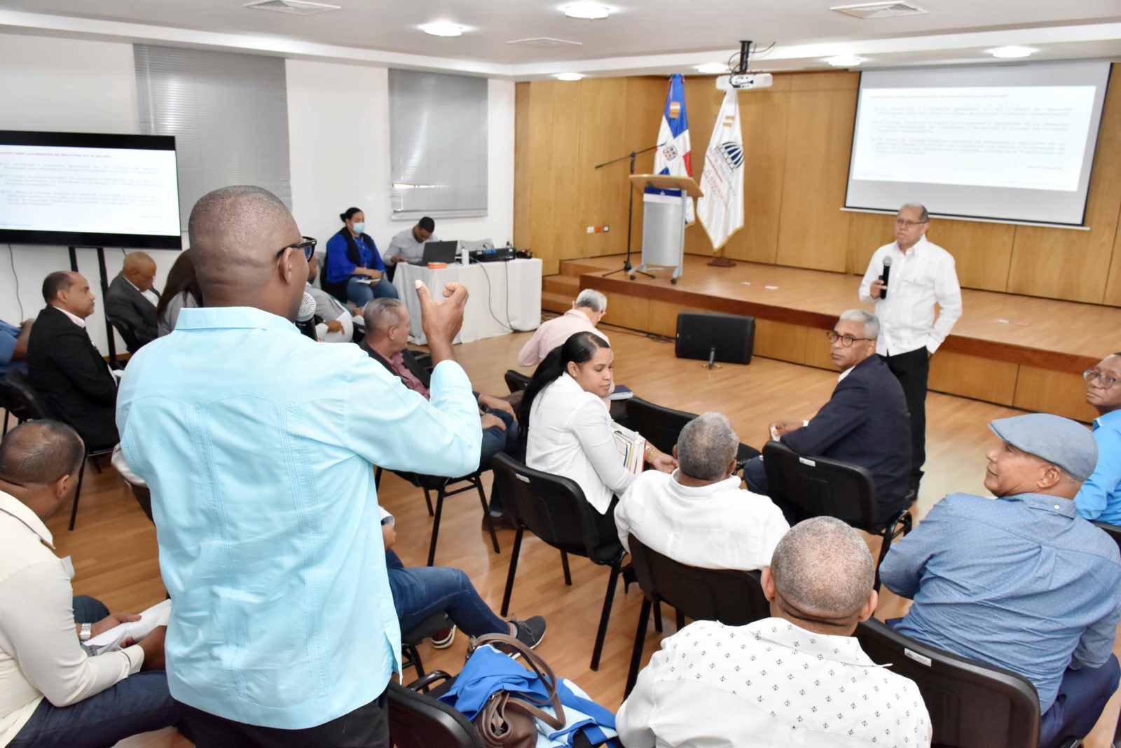 Participantes en el encuentro con alcaldes, alcaldesas y presidentes de los concejos de regidores de los municipios Barahona, La Ciénega, Galván, Hostos, Enriquillo, Hato Mayor, San Rafael de Yuna, Tamayo, Cevicos, Arenoso, Villa Hermosa, Cayetano Germosén, Polo, Maimón, Puerto Plata, Fundación, Bonao, Higüey, Fantino, Nigua, Villa Altagracia y Cristóbal.