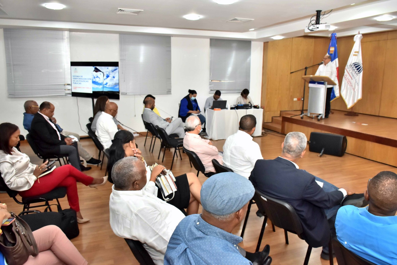 Participantes en el encuentro con alcaldes, alcaldesas y presidentes de los concejos de regidores de los municipios Barahona, La Ciénega, Galván, Hostos, Enriquillo, Hato Mayor, San Rafael de Yuna, Tamayo, Cevicos, Arenoso, Villa Hermosa, Cayetano Germosén, Polo, Maimón, Puerto Plata, Fundación, Bonao, Higüey, Fantino, Nigua, Villa Altagracia y Cristóbal.