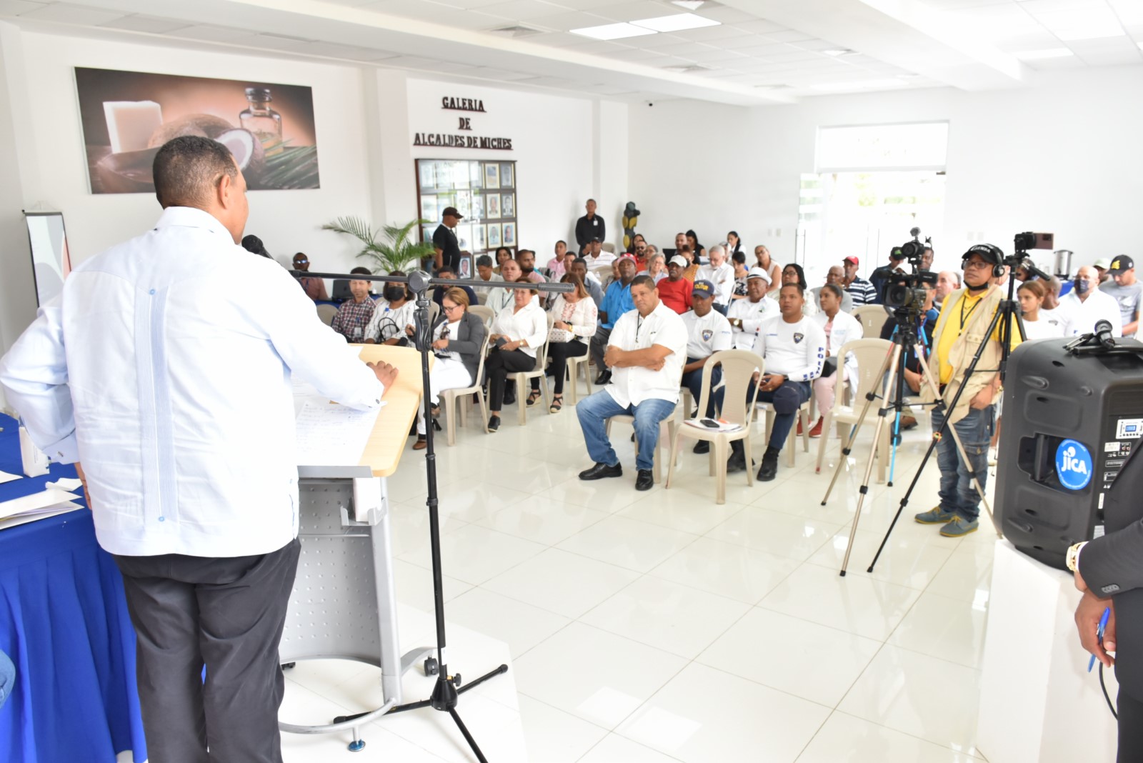 Las autoridades, el empresariado turístico, la sociedad civil y la comunidad de Miches participaron en el Diálogo sobre Ordenamiento Territorial y Desarrollo Turístico de Miches, organizado por el Ministerio de Economía. Contó con la intervención del viceministro Administrativo y Financiero de la institución, Yamel Valera.