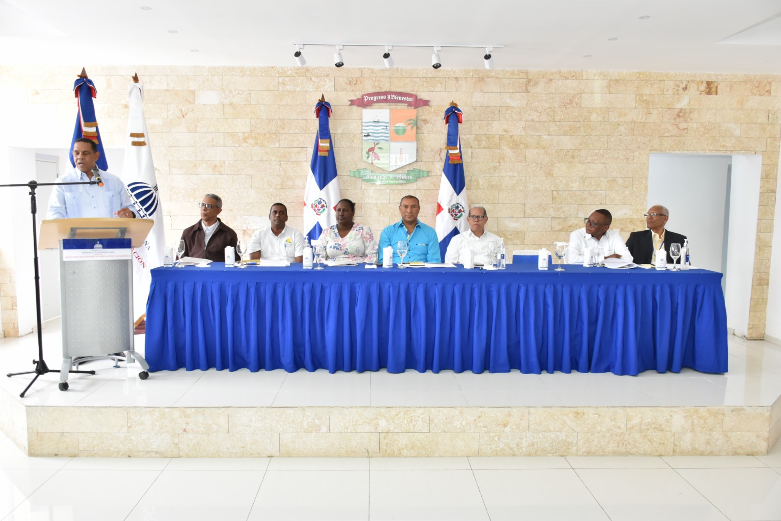 Las autoridades, el empresariado turístico, la sociedad civil y la comunidad de Miches participaron en el Diálogo sobre Ordenamiento Territorial y Desarrollo Turístico de Miches, organizado por el Ministerio de Economía. Contó con la intervención del viceministro Administrativo y Financiero de la institución, Yamel Valera.