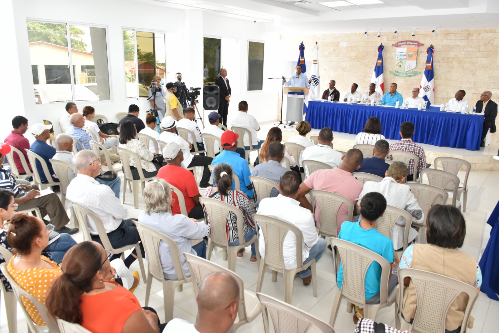 Las autoridades, el empresariado turístico, la sociedad civil y la comunidad de Miches participaron en el Diálogo sobre Ordenamiento Territorial y Desarrollo Turístico de Miches, organizado por el Ministerio de Economía. Contó con la intervención del viceministro Administrativo y Financiero de la institución, Yamel Valera.