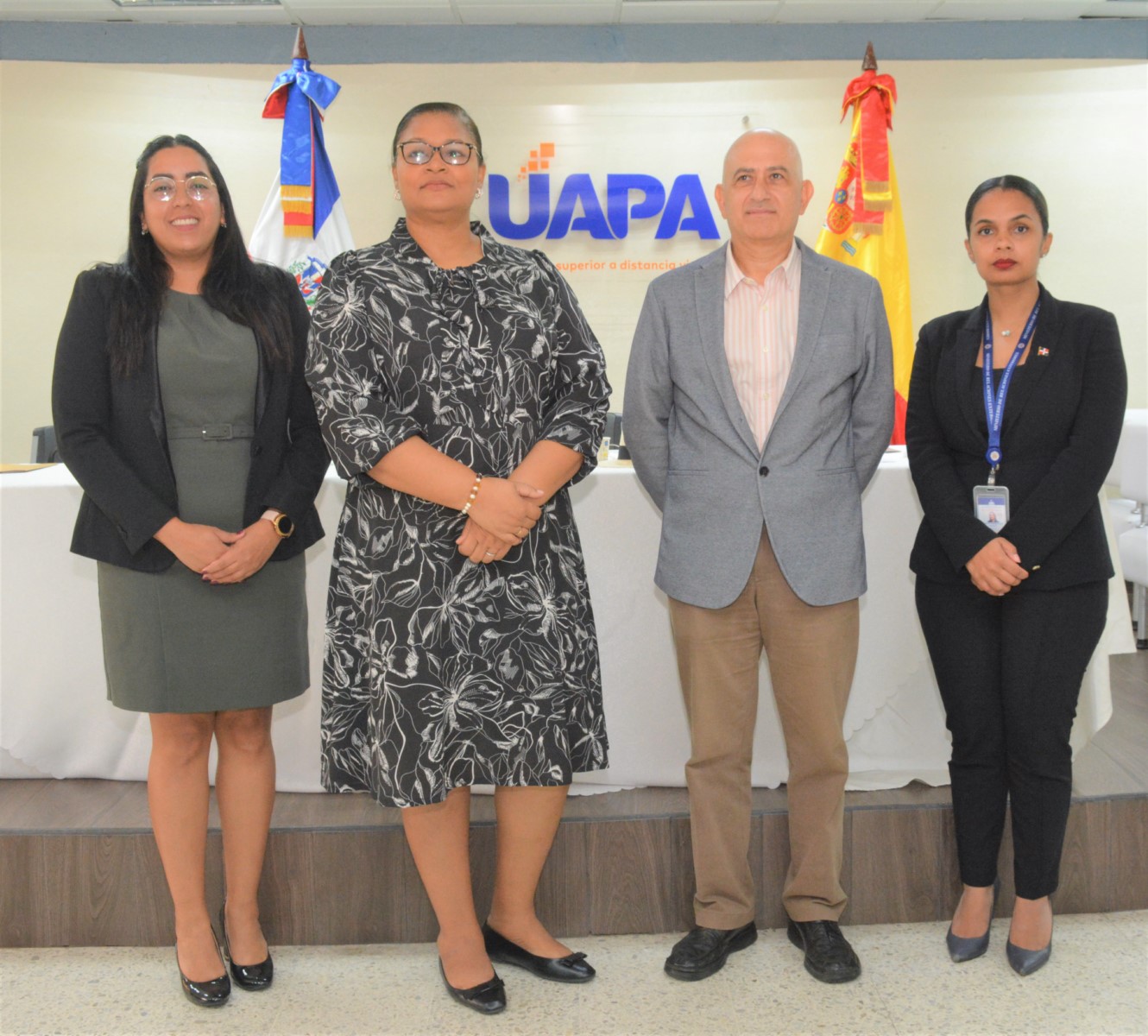 De izquierda a derecha, Pamela Polanco Jorge, encargada del departamento de Negociación de la Dirección General de Cooperación Bilateral del Ministerio de Economía, Planificación y Desarrollo; Vilma Díaz Cabrera, directora Academia del Recinto Santo Domingo Oriental de la UAPA; Esteban López-Plaza, responsable de Programas de la Agencia Española de Cooperación Internacional para el Desarrollo (AECID) y Gisselle Rodríguez, encargada de Cooperación Bilateral del Viceministerio para Asuntos Económicos y Cooperación Internacional del Ministerio de Relaciones Exteriores.