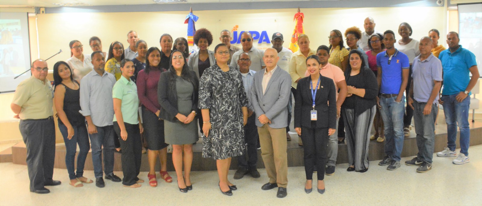Al centro Pamela Polanco Jorge, encargada del departamento de Negociación de la Dirección General de Cooperación Bilateral del Ministerio de Economía, Planificación y Desarrollo; Vilma Díaz Cabrera, directora Academia del Recinto Santo Domingo Oriental de la UAPA; Esteban López-Plaza, responsable de Programas de la Agencia Española de Cooperación Internacional para el Desarrollo (AECID) y Gisselle Rodríguez, encargada de Cooperación Bilateral del Viceministerio para Asuntos Económicos y Cooperación Internacional del Ministerio de Relaciones Exteriores, junto a beneficiarios y beneficias del proyecto “Recuperación de medios de vida para micro y pequeños emprendedores afectados por la crisis del COVID- 19 en áreas sub-urbanas deprimidas en Santo Domingo”.