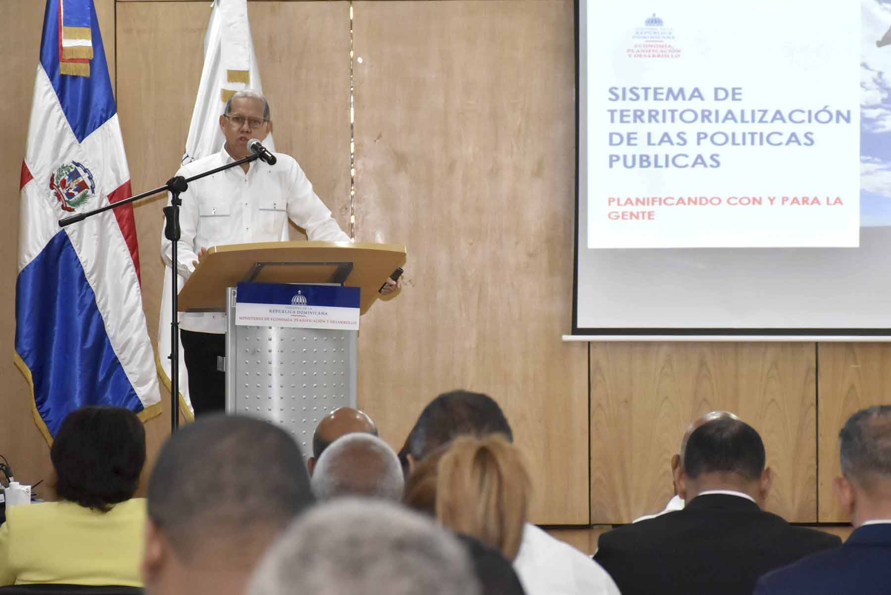 Domingo Matías, viceministro de Ordenamiento Territorial y Desarrollo Regional del Ministerio de Economía, Planificación y Desarrollo, se dirige a alcaldes, alcaldesas y presidentes de los concejos de regidores de 24 municipios del país.