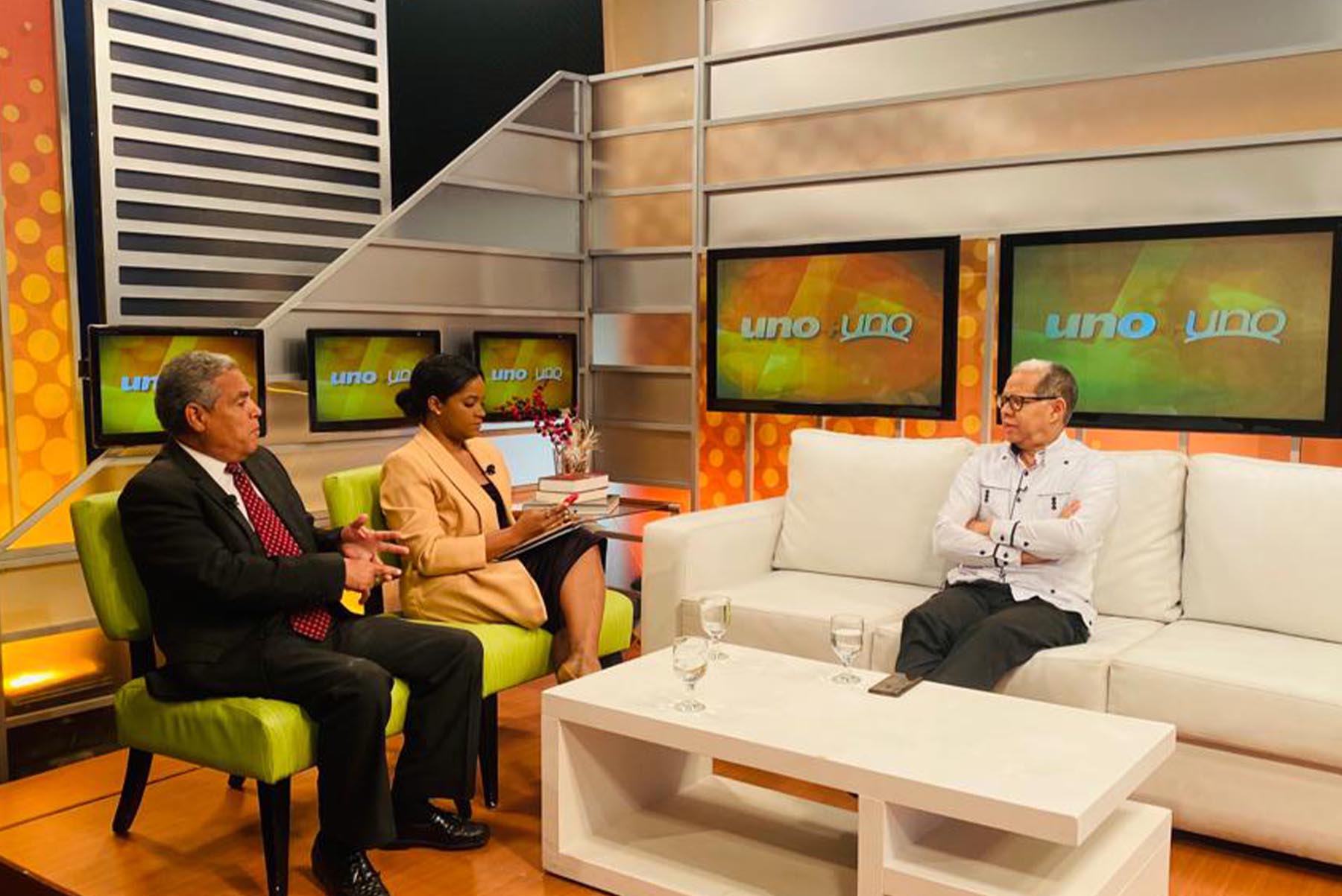 El viceministro de Ordenamiento Territorial y Desarrollo Regional, Domingo Matías, entrevistado por Adalberto Grullón y Millizen Uribe, en el programa matutino Uno + Uno, que se transmite por Telantillas, canal 2.