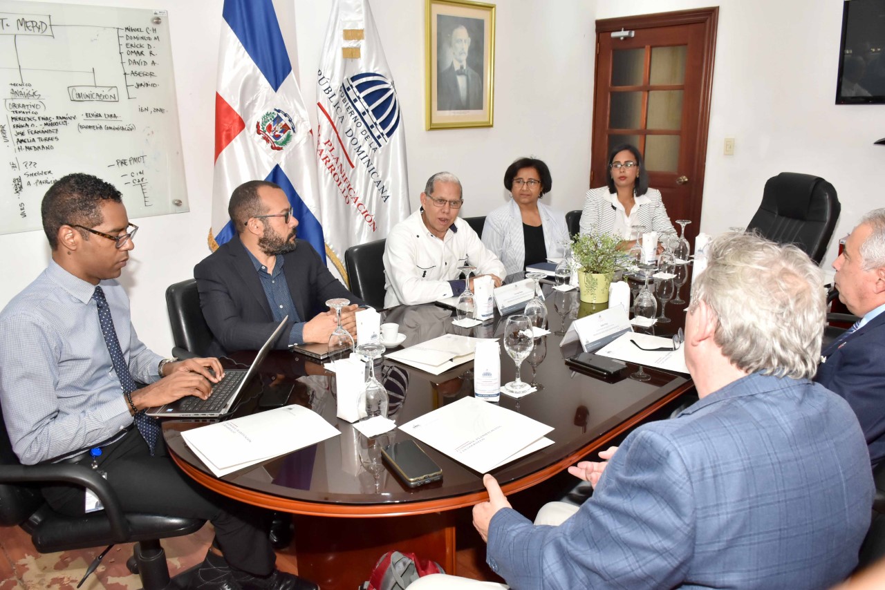 Reunión de trabajo encabezada por el viceministro de Ordenamiento Territorial y Desarrollo Regional, Domingo Matías, con representantes del Ministerio de Salud Pública con el interés de implementar la “Estrategia municipios y comunidades saludables” en los territorios.