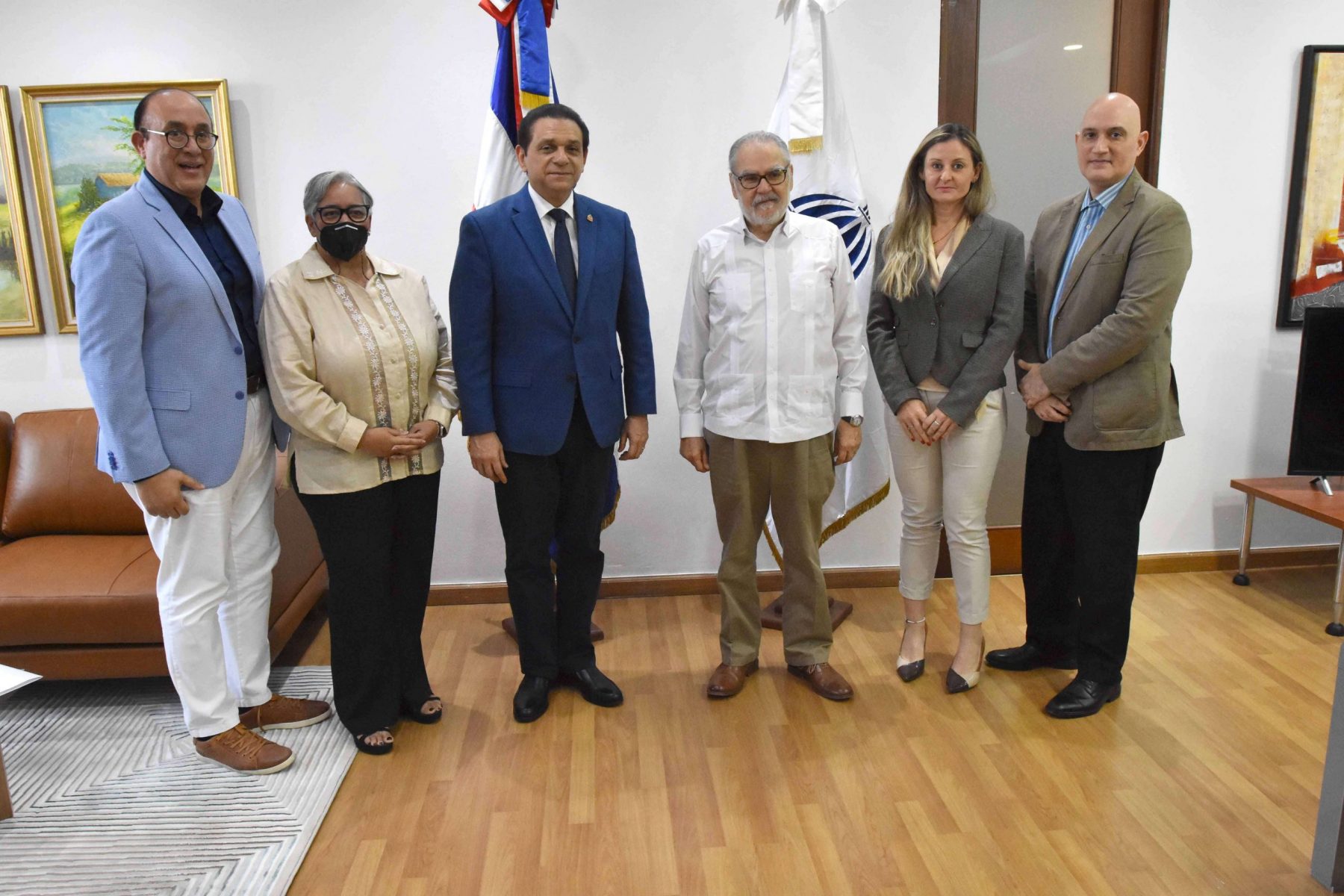 Los ministros Miguel Ceara Hatton, de Economía, Planificación y Desarrollo, y Daniel Rivera, de Salud Pública, encabezan primera sesión de trabajo y acto de juramentación de la “Comisión técnica economía, financiamiento y salud”.