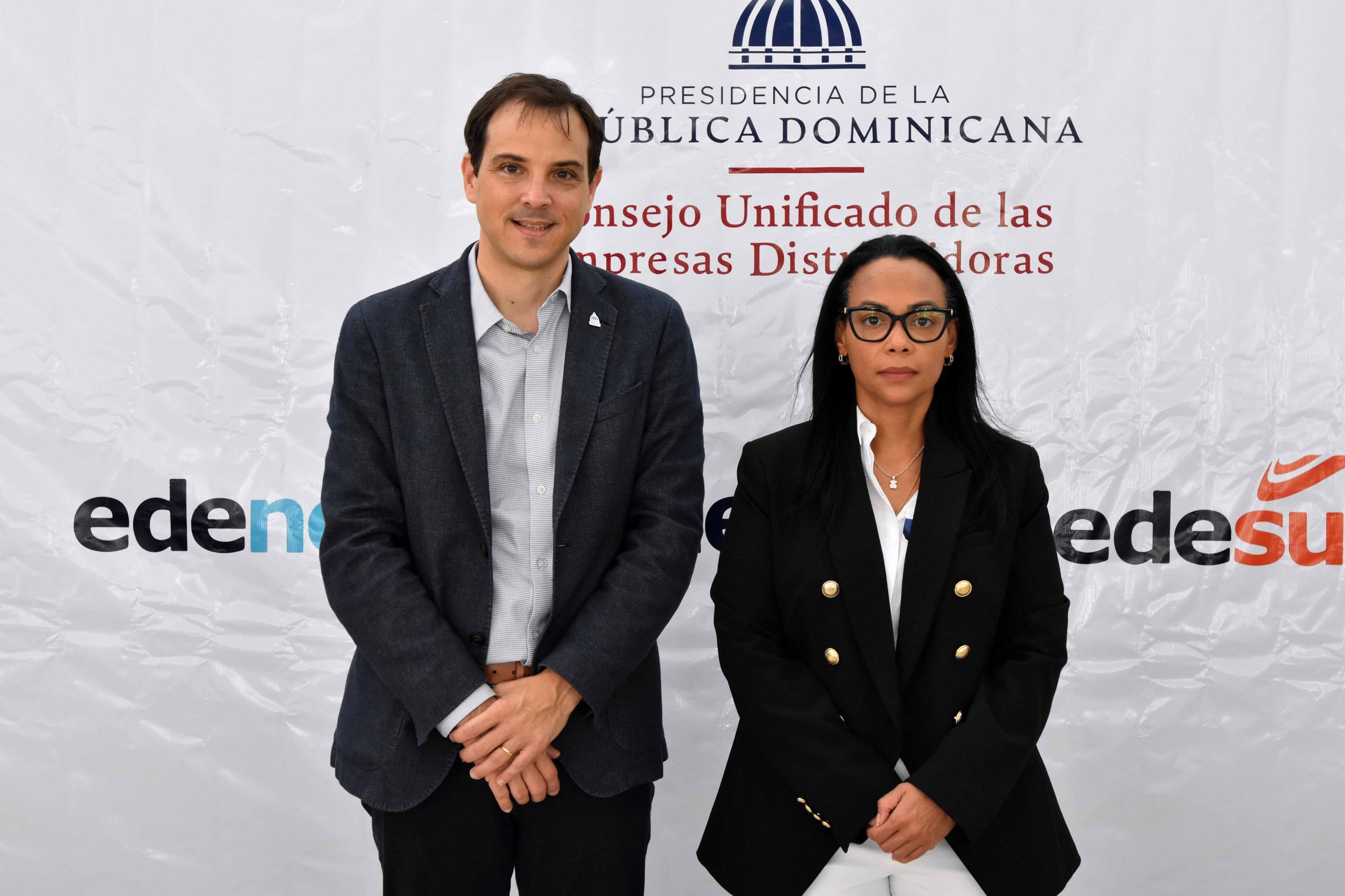 Martín Francos, director general de Inversión Pública del Ministro de Economía, Planificación y Desarrollo y Yudelka Batista, directora corporativa de Planificación Estratégica y Control de Gestión del CUED.