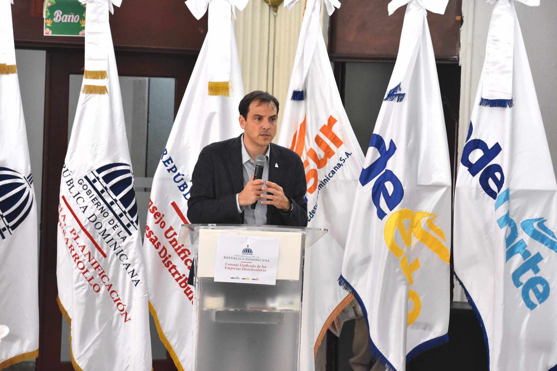 Director general de Inversión Pública, en representación del Ministro de Economía, Planificación y Desarrollo, Miguel Ceara Hatton, se dirige a los participantes del taller “Identificación, Formulación y Evaluación de Proyectos de Inversión Pública”