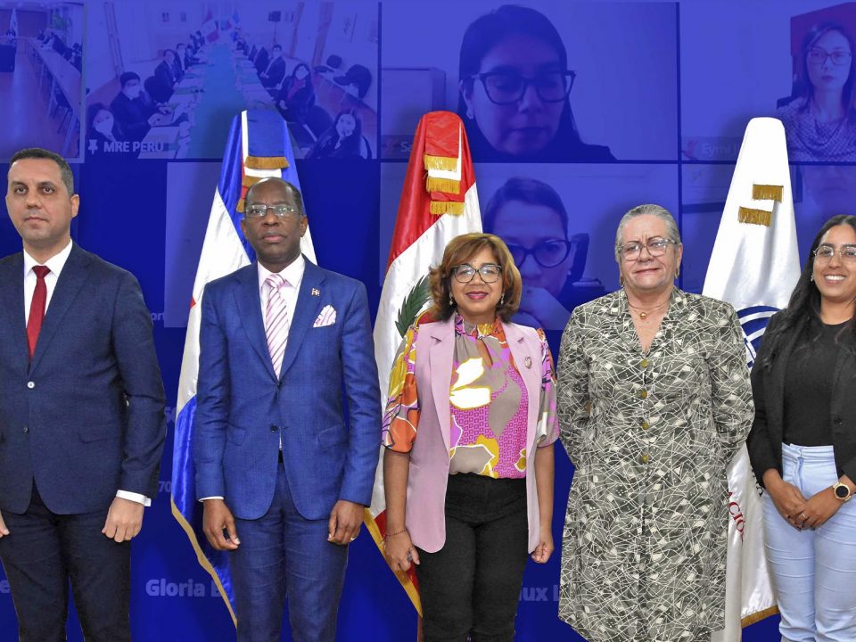 La delegación dominicana se reunió en la sede del Ministerio de Economía, Planificación y Desarrollo.