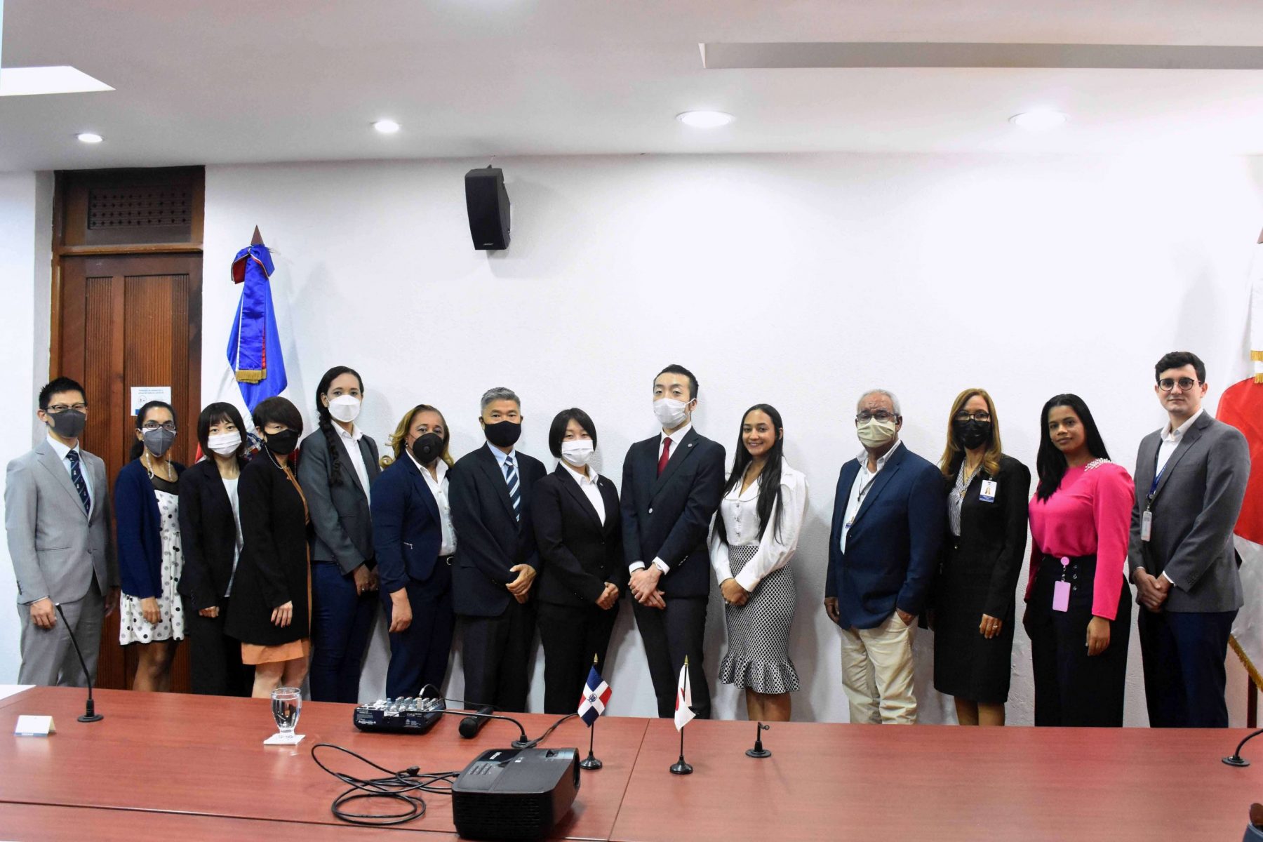 Foto de familia de los voluntarios y directivos de la JICA y de los Ministerios de Agricultura y Fundación Red de Misericordia, y funcionarios del MEPyD y MIREX.