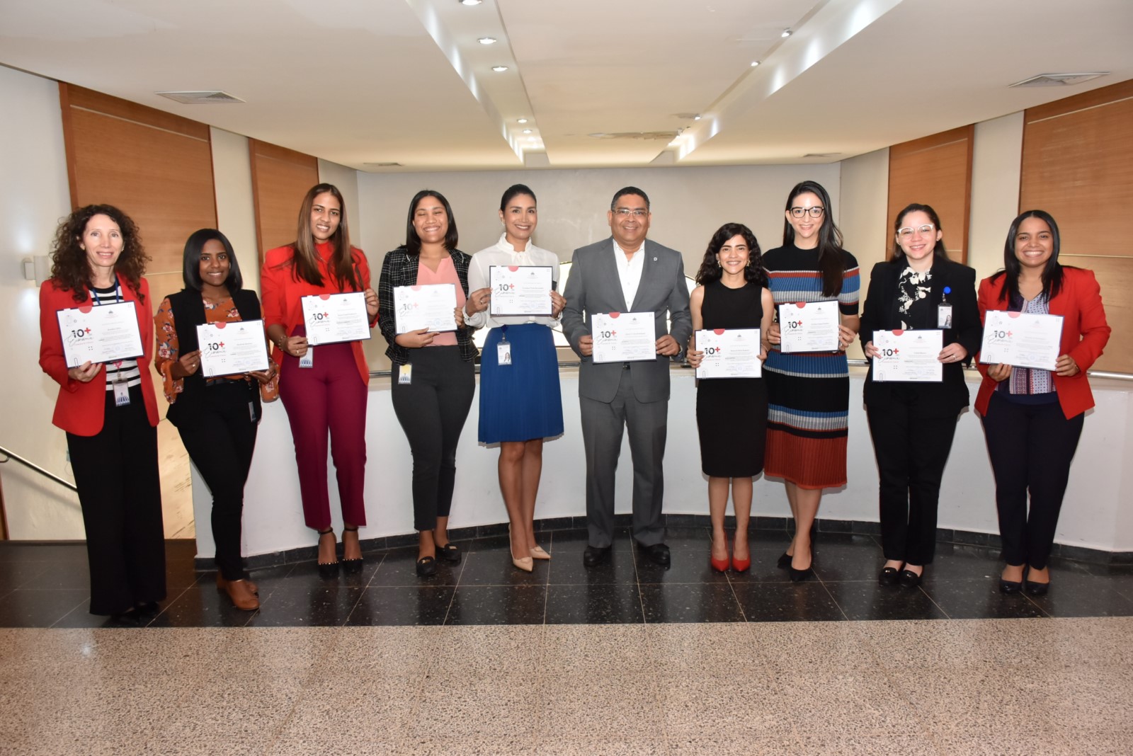 Rosalía Calvo, Nicole Montero, Reyna Gomera, Judith Aquino, Yaurimar Terán, Alexis Cruz, Maricris Brito, Evalina Gómez, Yelidá Blanco, Mariely Rodríguez del VAES.