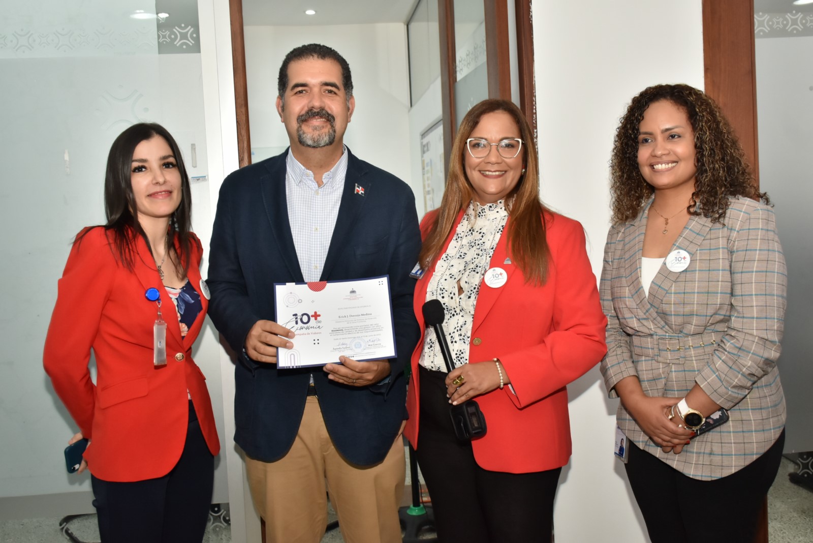 Erick Dorrejo junto a Mar García, Águeda Suarez y Luz Félix.