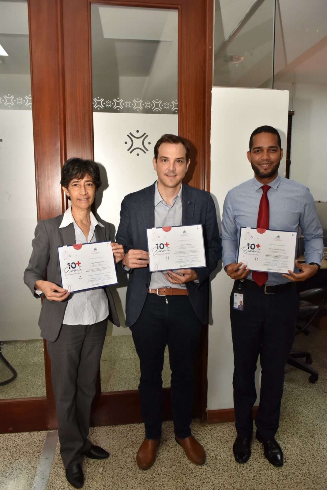 Luisa Miolan, Martín Francos y Victor Hughes de la DGIP.