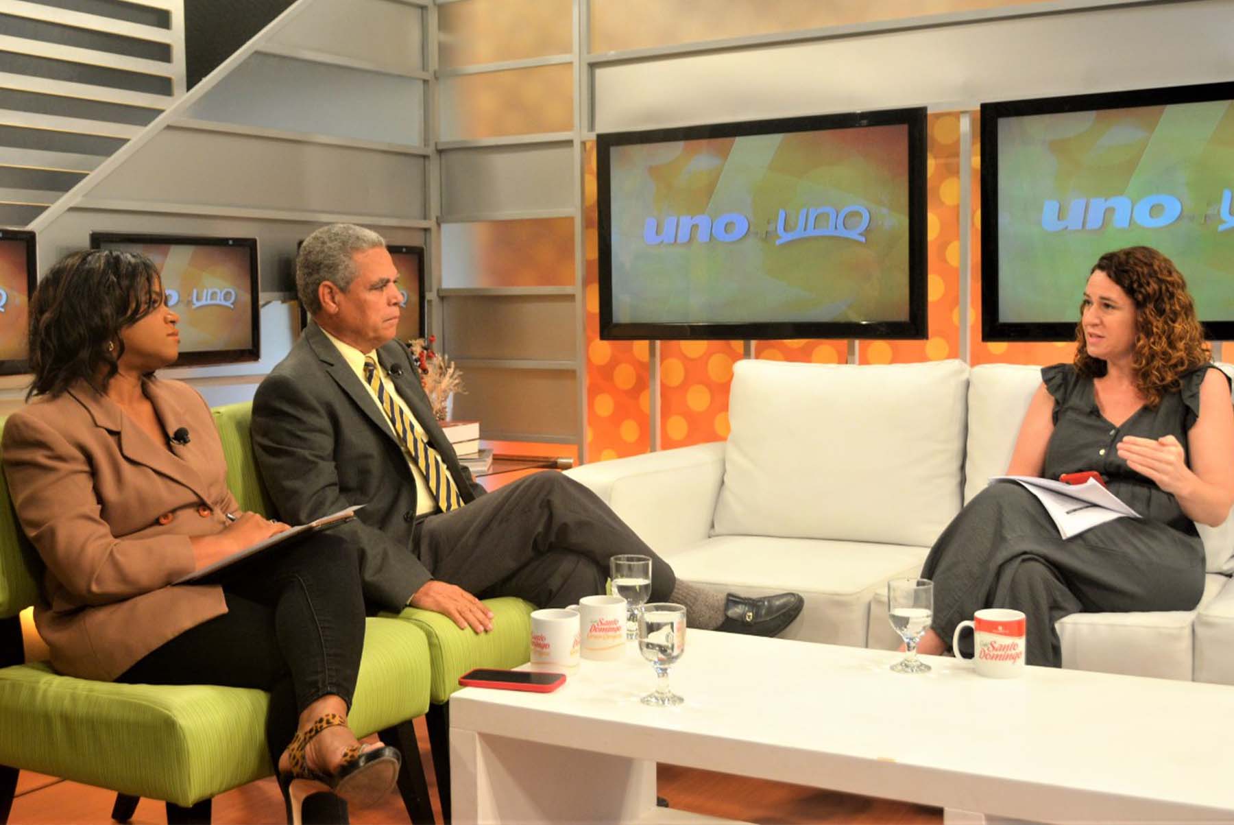 La directora de Análisis de Pobreza, Desigualdad y Cultura Democrática del Ministerio de Economía, Planificación y Desarrollo, Rosa Cañete Alonso, entrevistada en el programa Uno+Uno, que se transmite por Teleantillas, canal 2.