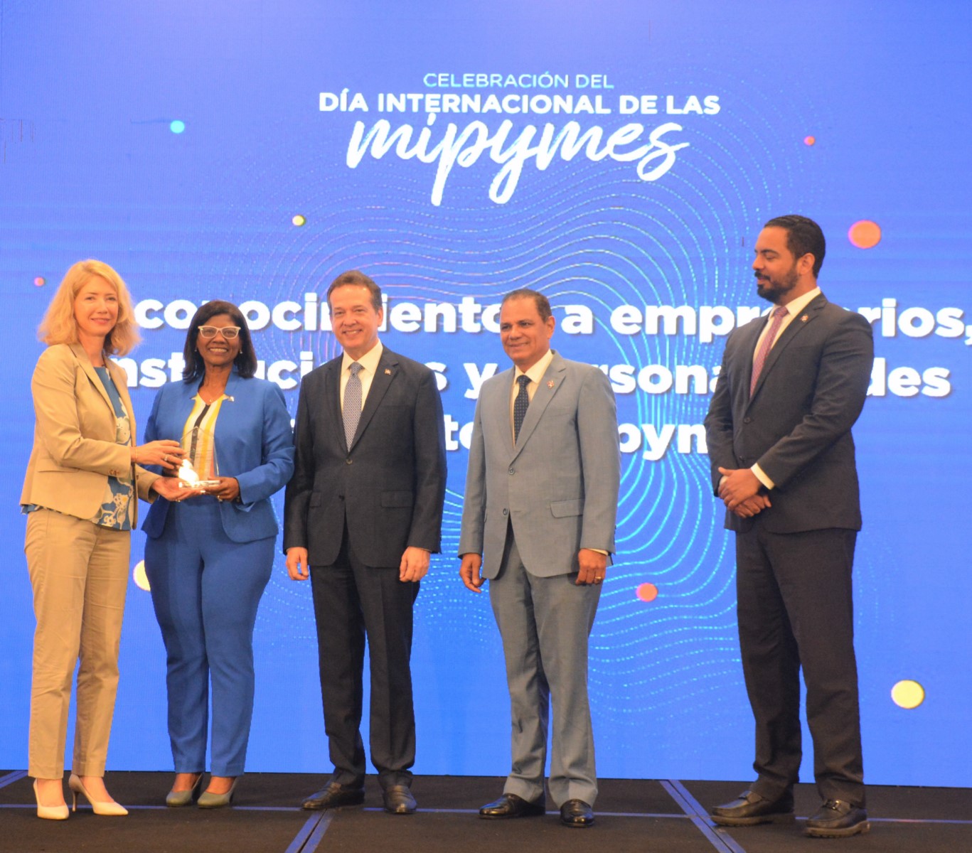 Directora de Cooperación Multilateral recibe reconocimiento en el Día Internacional de las Mipymes