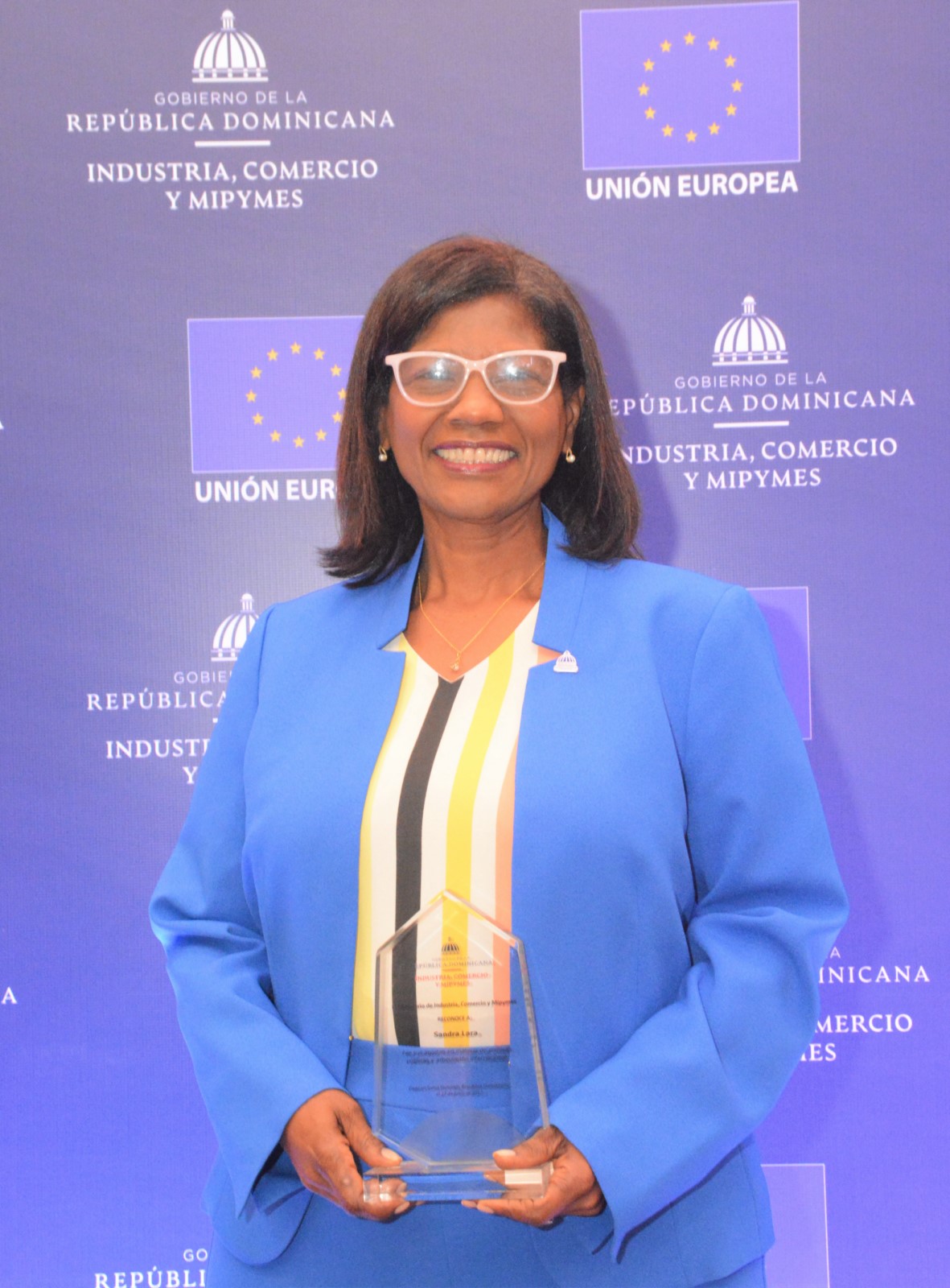 Directora de Cooperación Multilateral recibe reconocimiento en el Día Internacional de las Mipymes